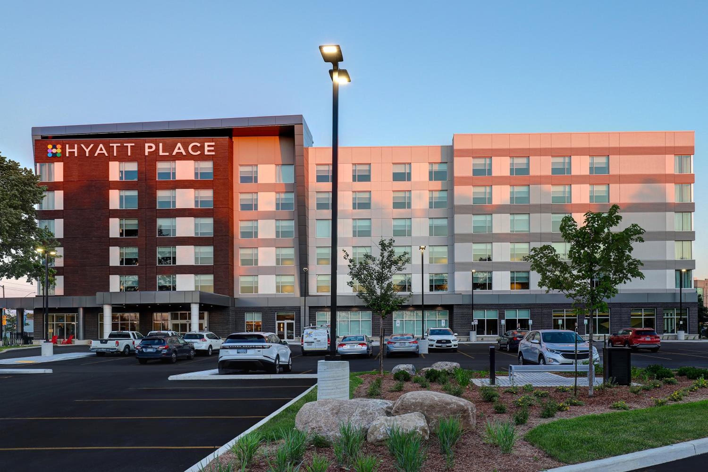 Hyatt Place Ottawa West: building