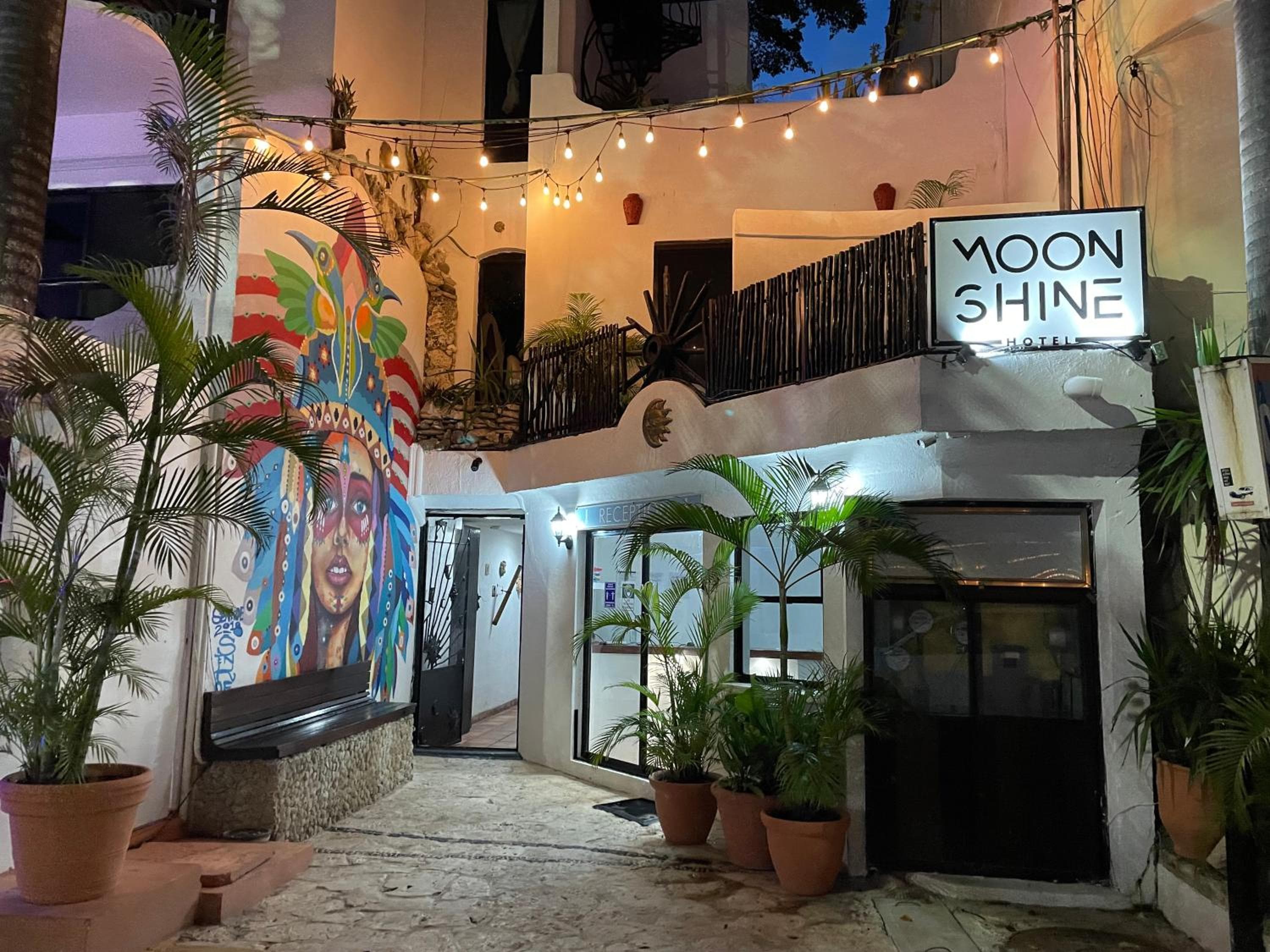 Moonshine Hotel: building