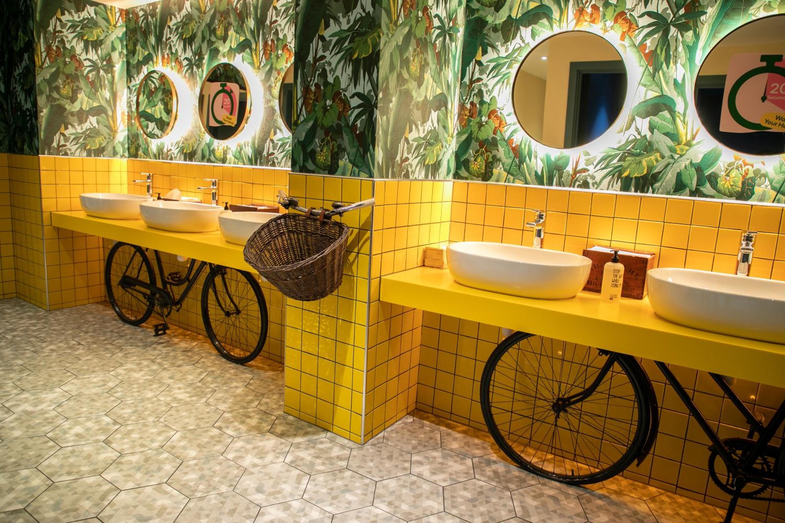 The Corner London City: bathroom