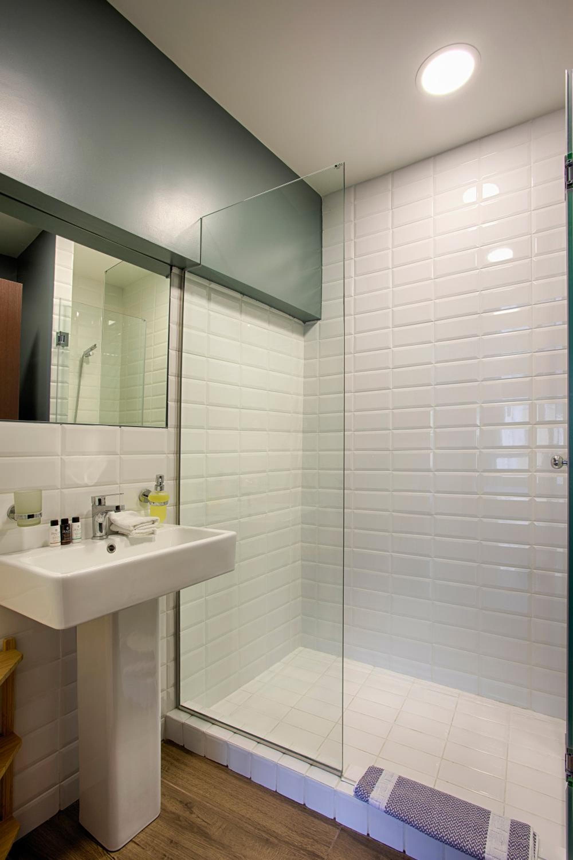 Athens21: bathroom