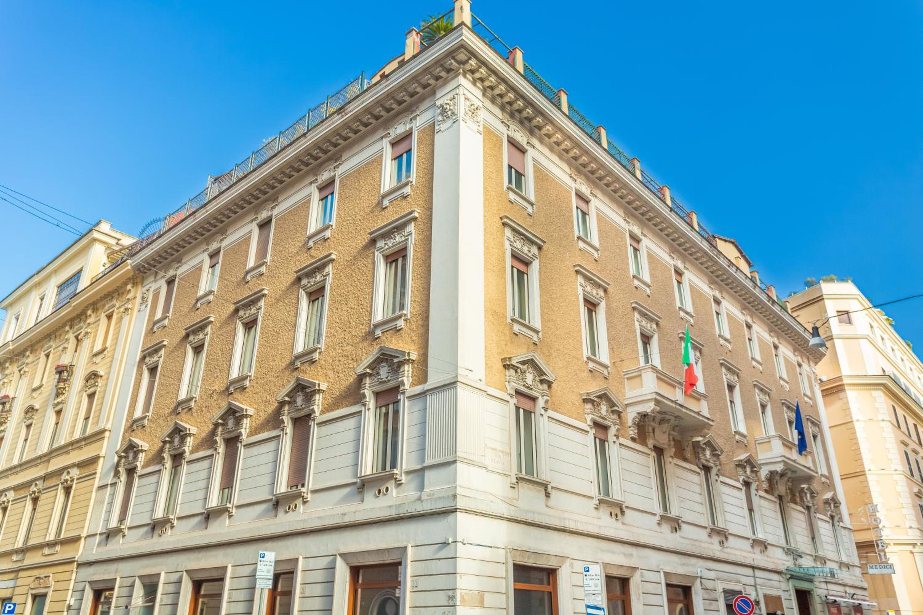 Hotel Medici: building