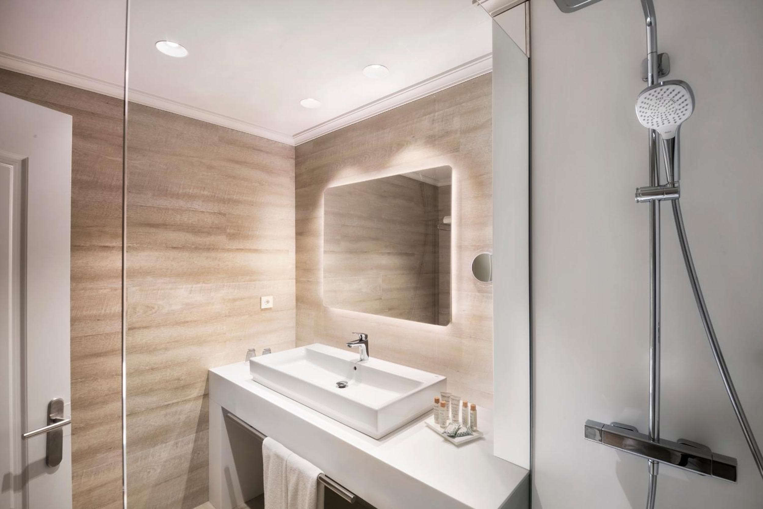 Salles Ciutat del Prat Barcelona Airport: bathroom
