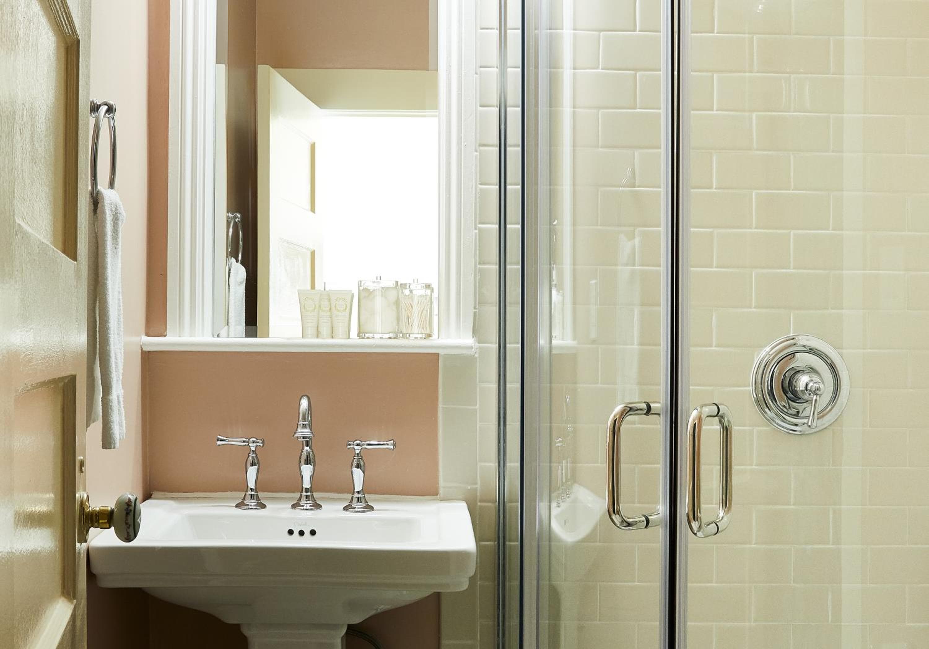 Petite Auberge: bathroom