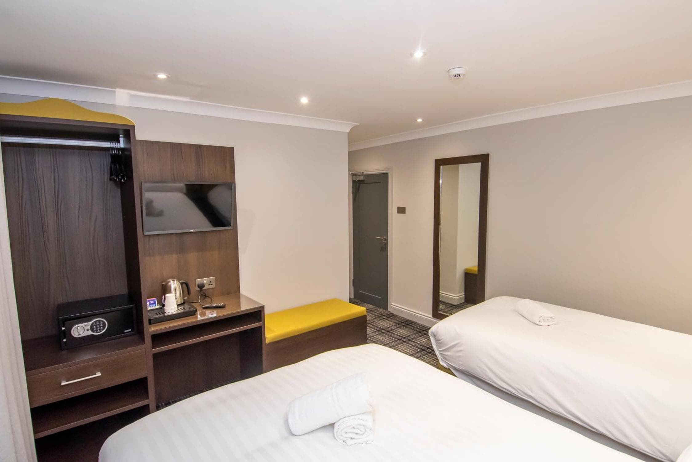 Howard Winchester Hotel: hotel room