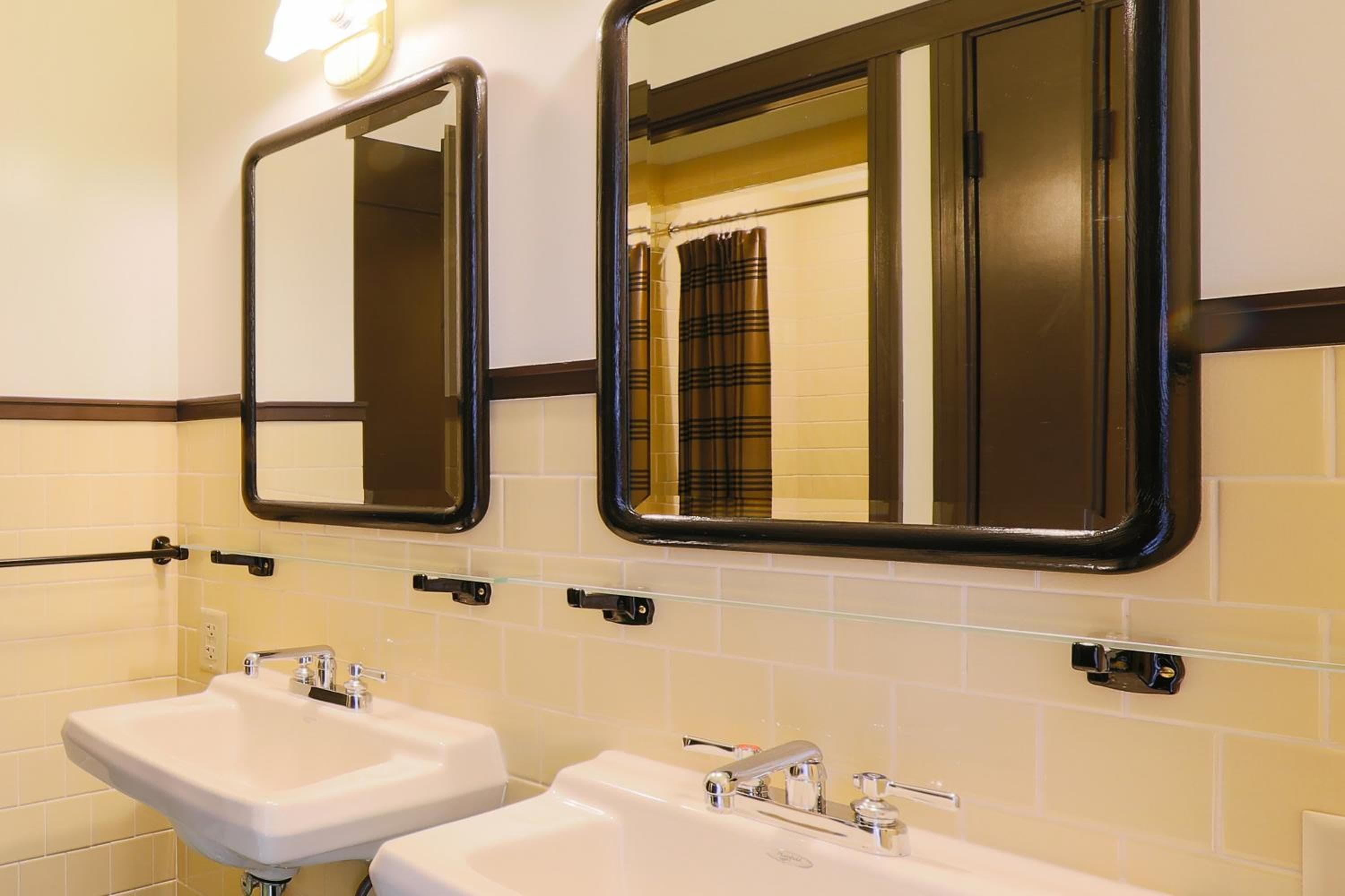 Freehand Los Angeles: bathroom