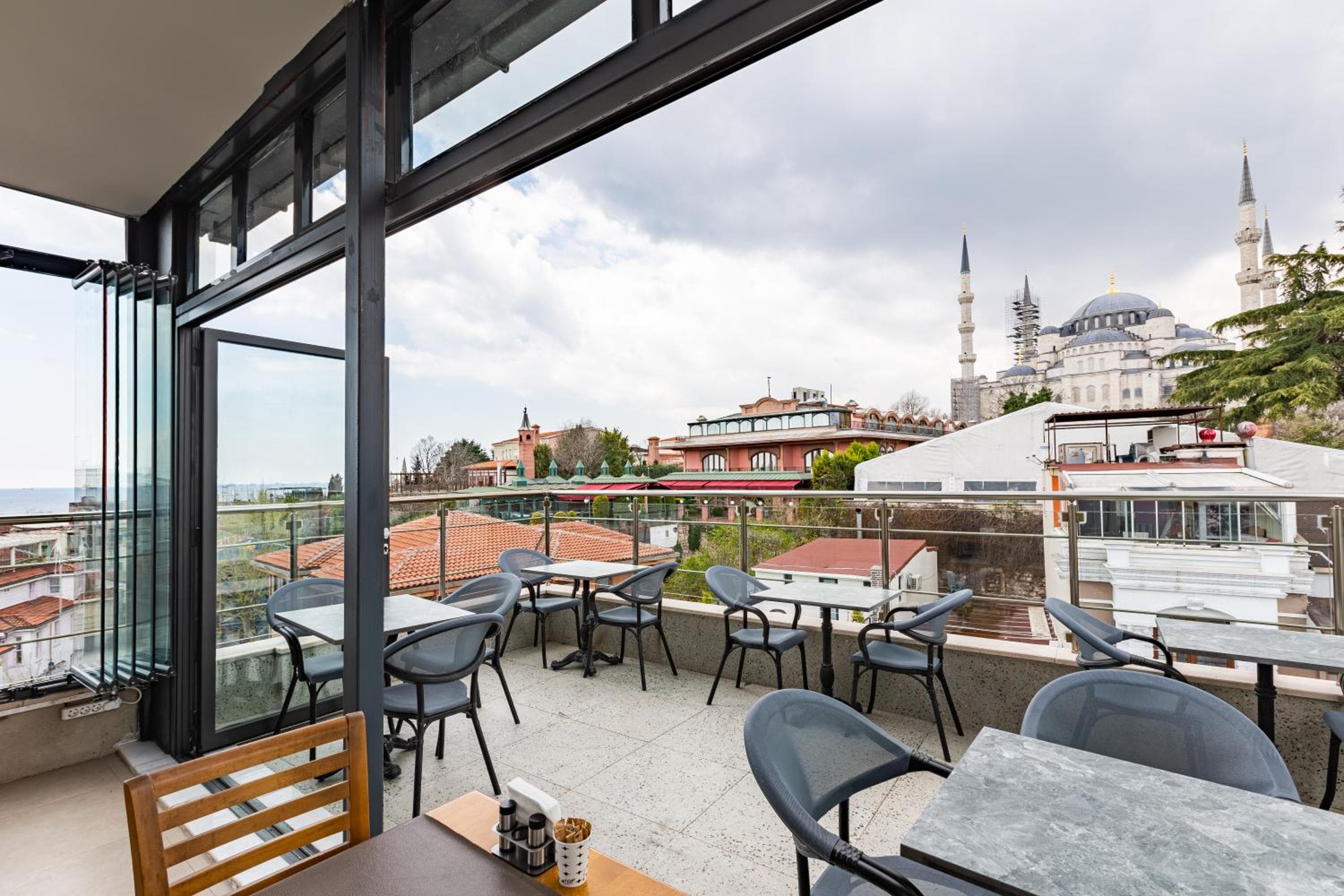 Seraglio Hotel & Suites: balance & terrace