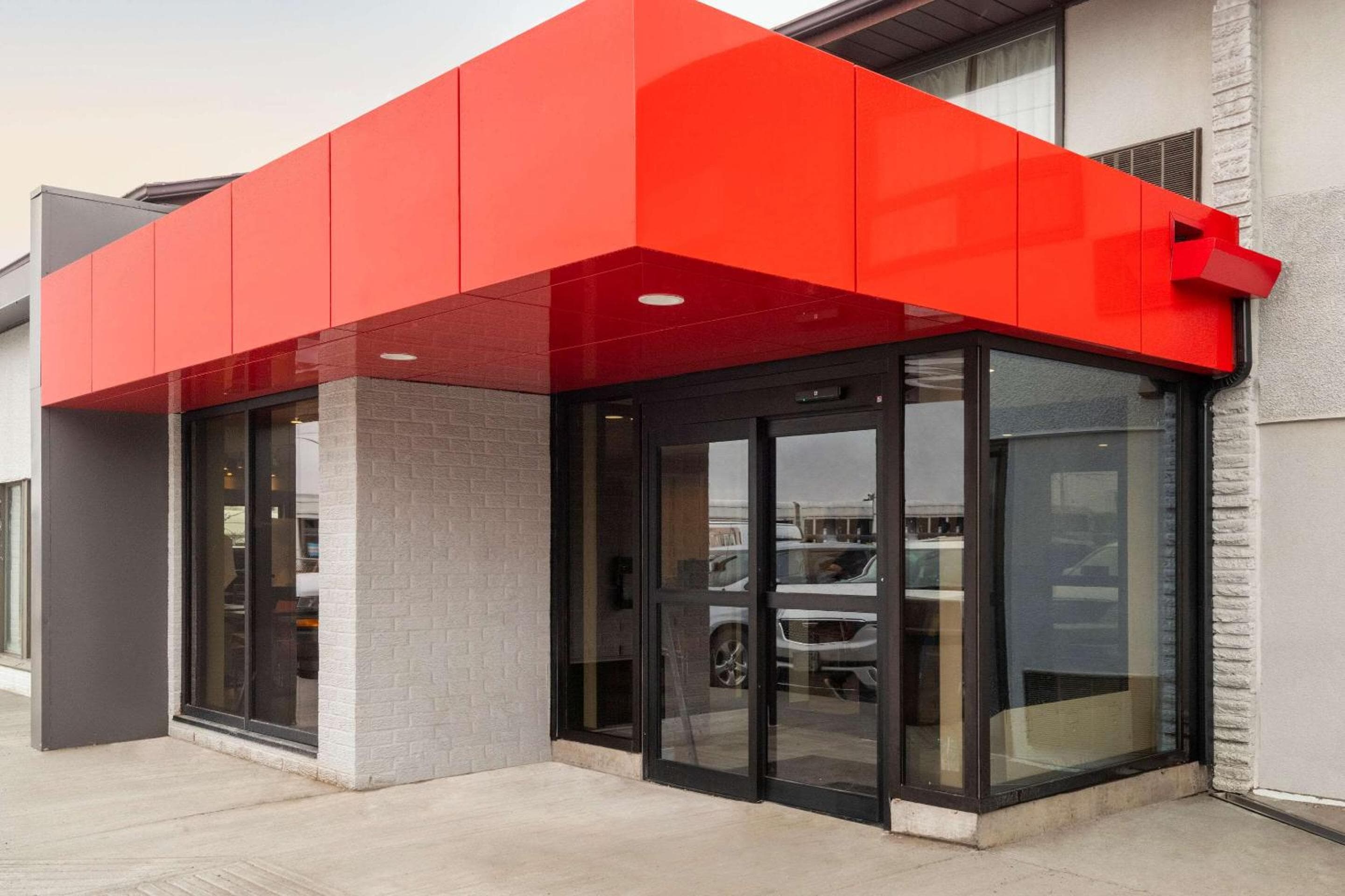 Comfort Inn Ottawa East: building