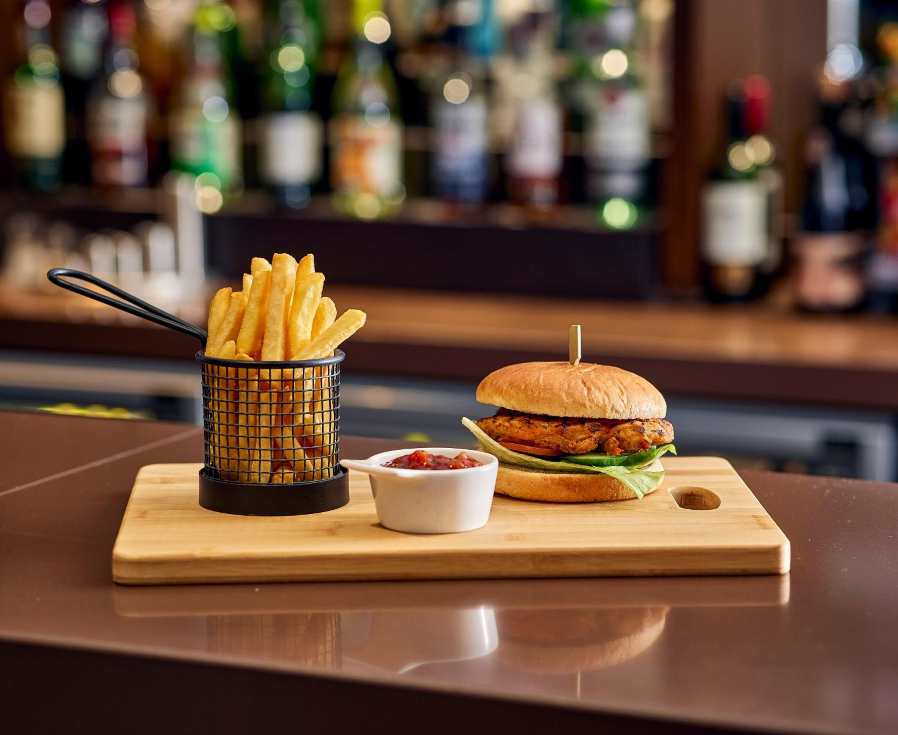 Holiday Inn Express London Stratford by IHG: bar
