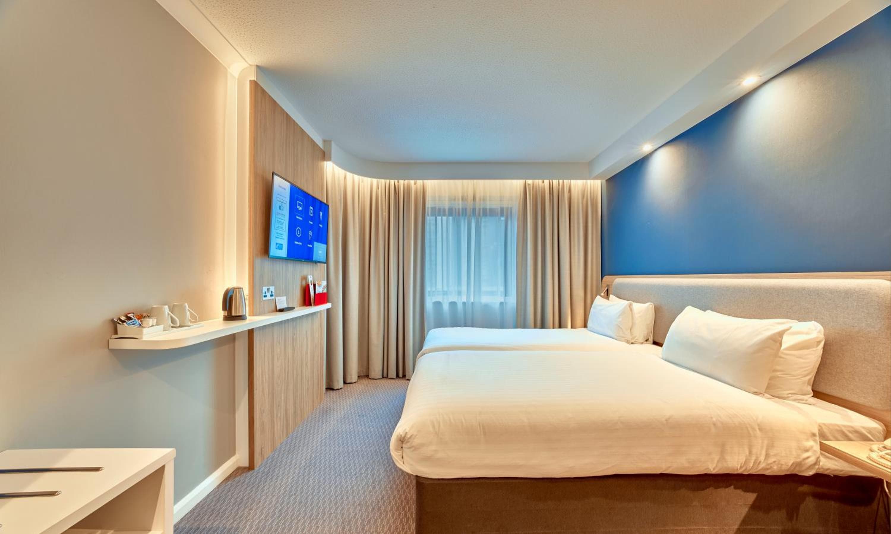 Holiday Inn Express London Stratford by IHG: hotel room