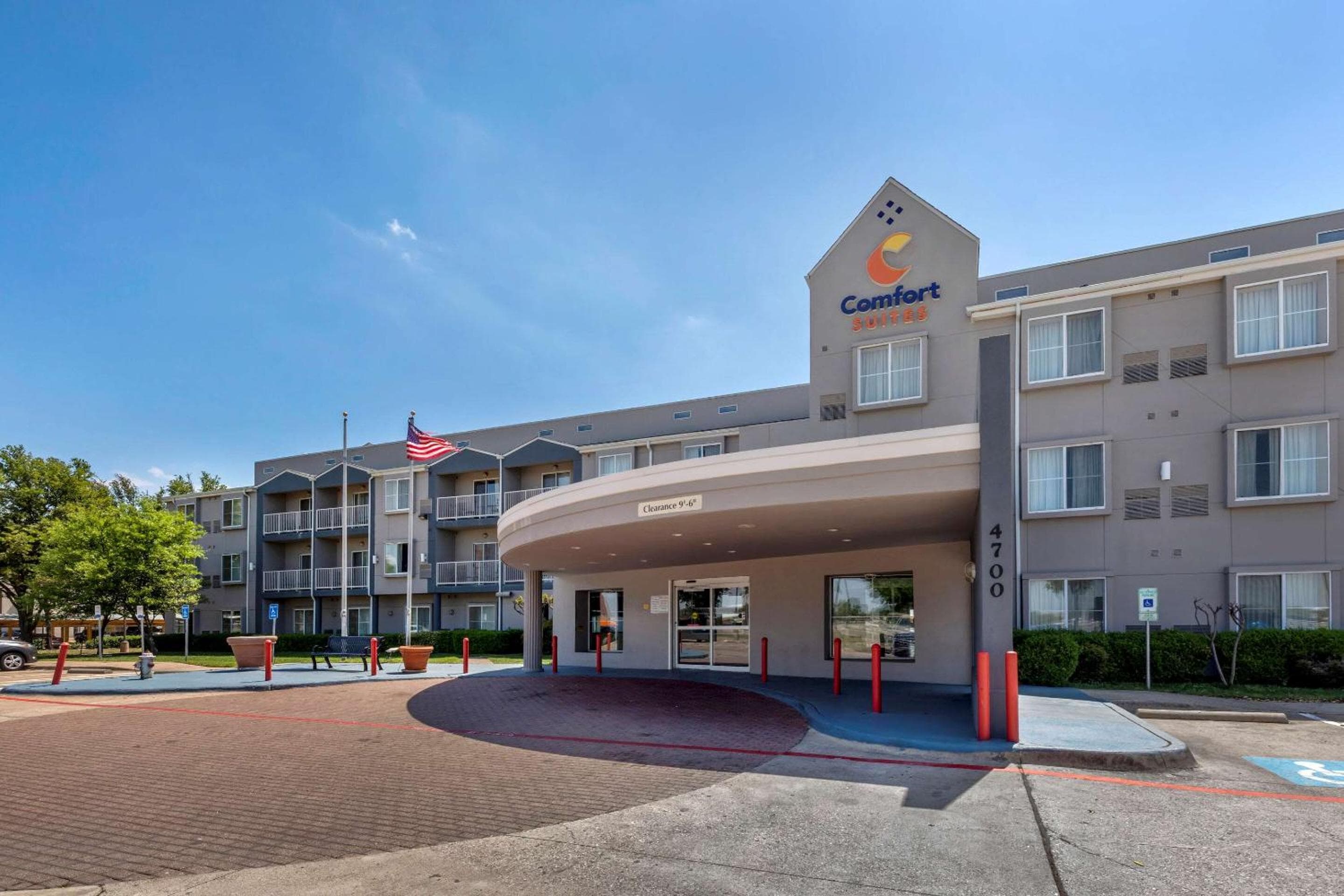Comfort Suites DFW Airport: building