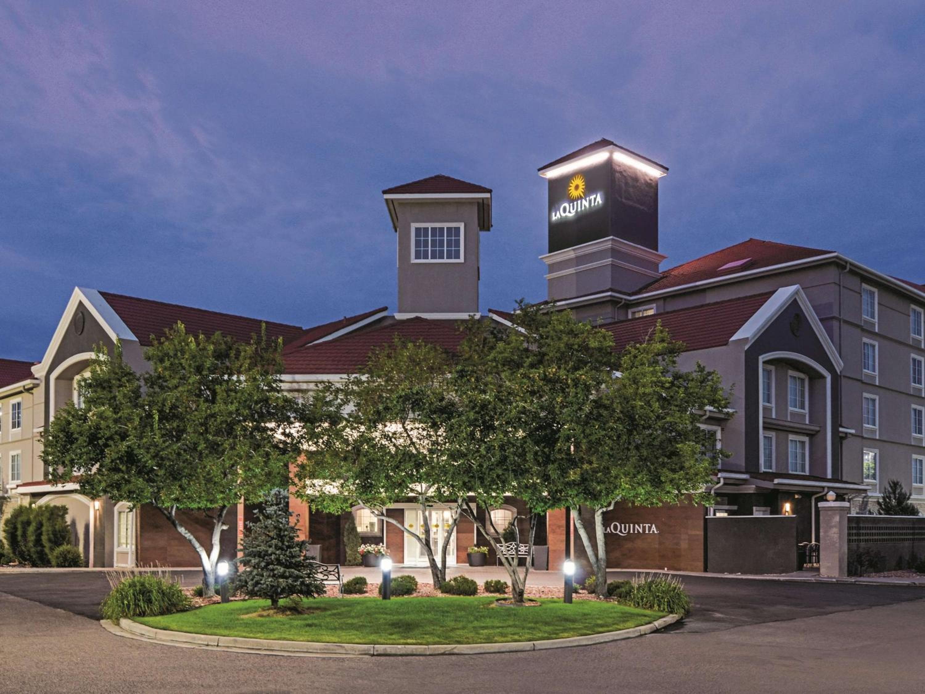 La Quinta Inn & Suites by Wyndham Denver Airport DIA: building