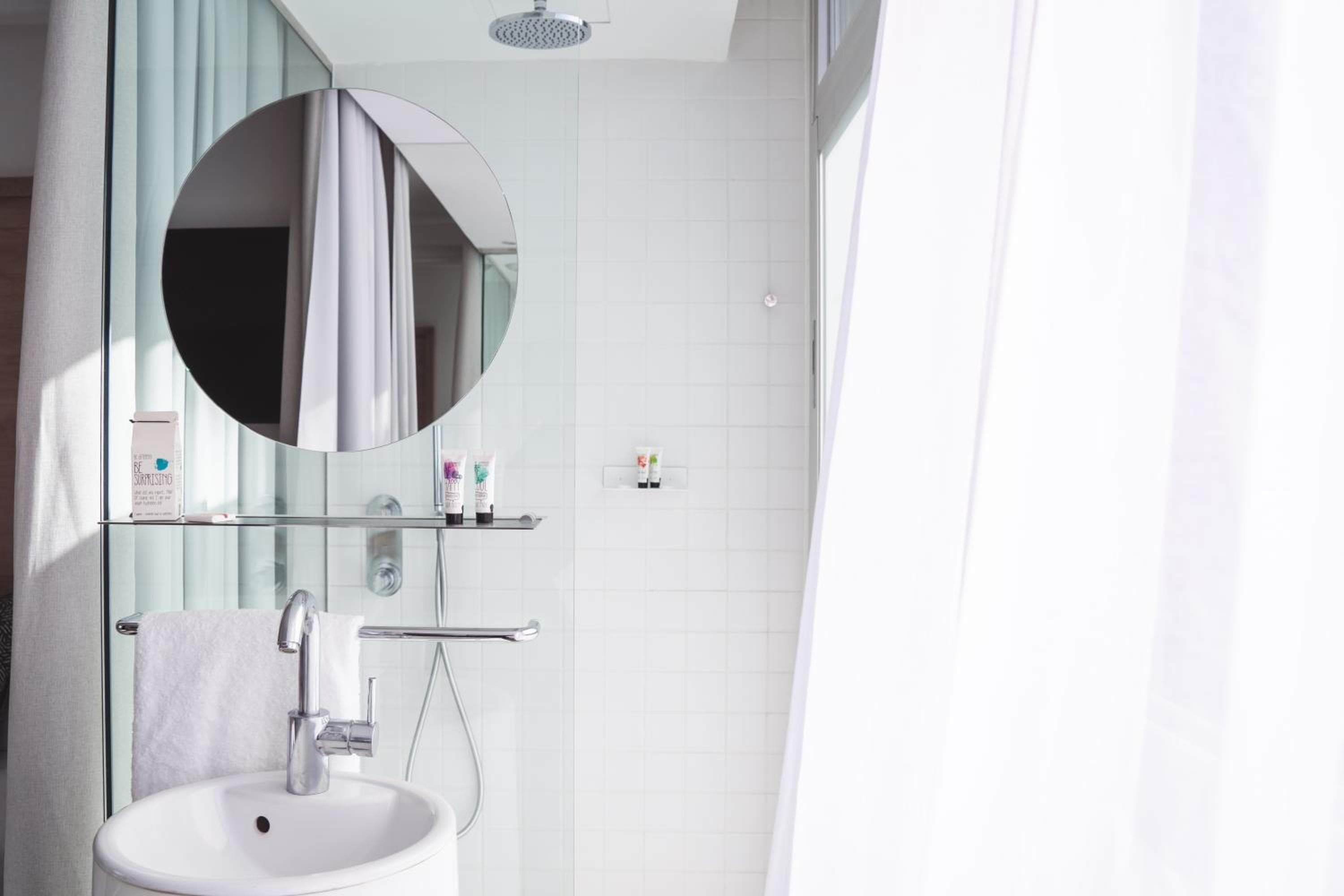Casa Lit Barcelona: bathroom