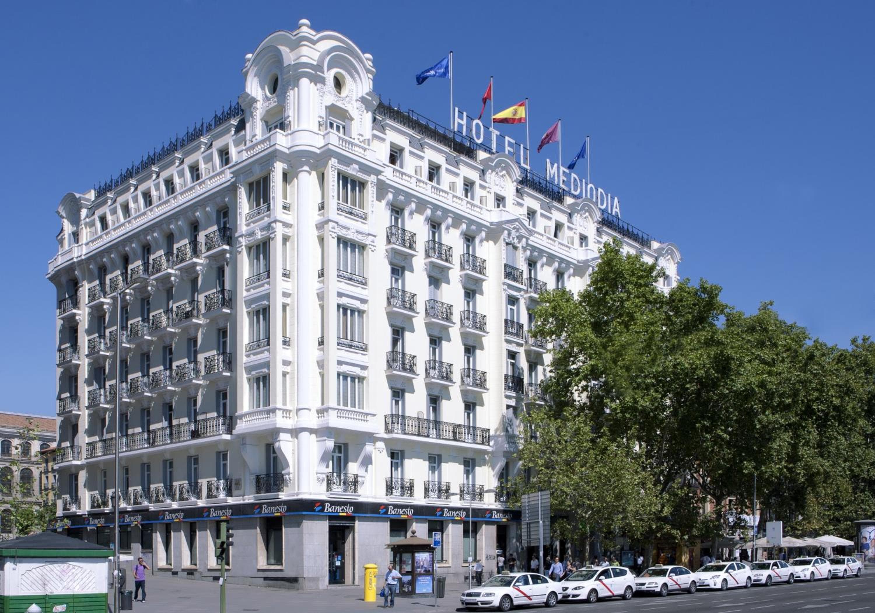 Hotel Mediodia: building