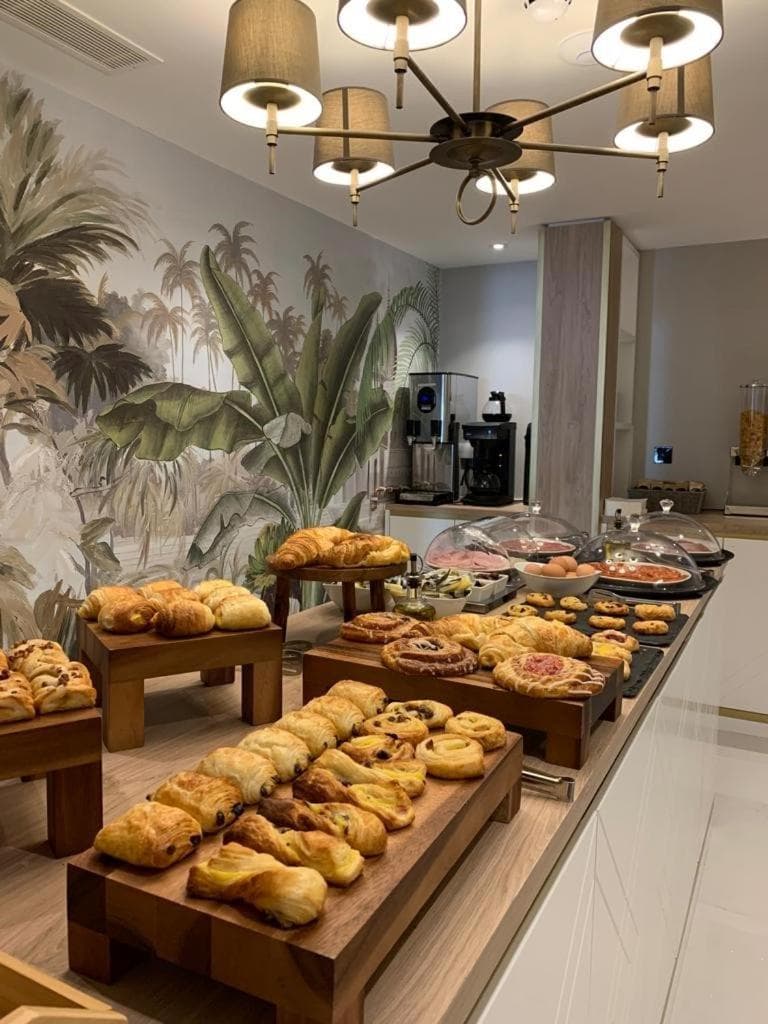 Merit Kensington Hotel: breakfast buffet