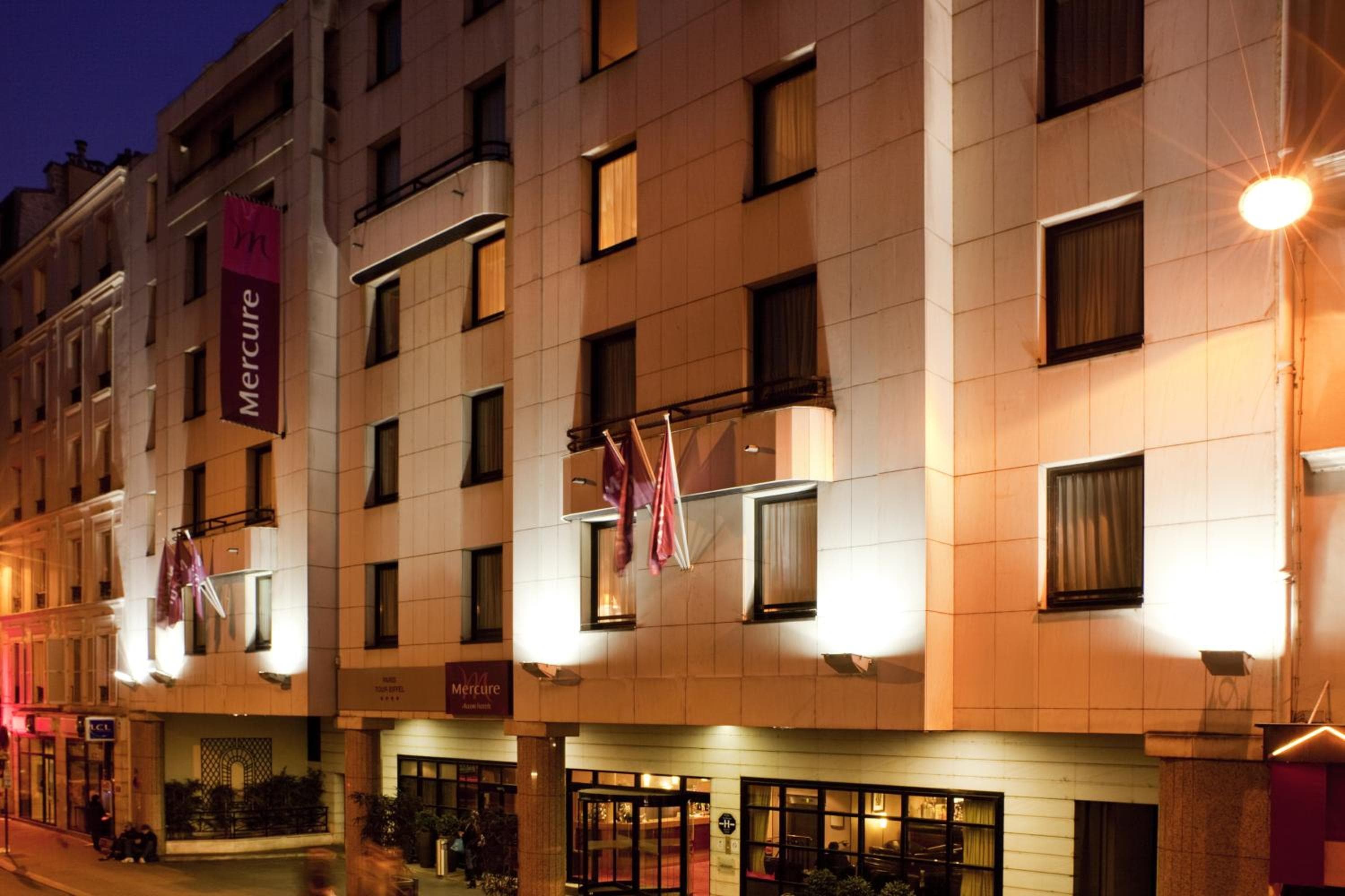 Mercure Tour Eiffel Grenelle: building