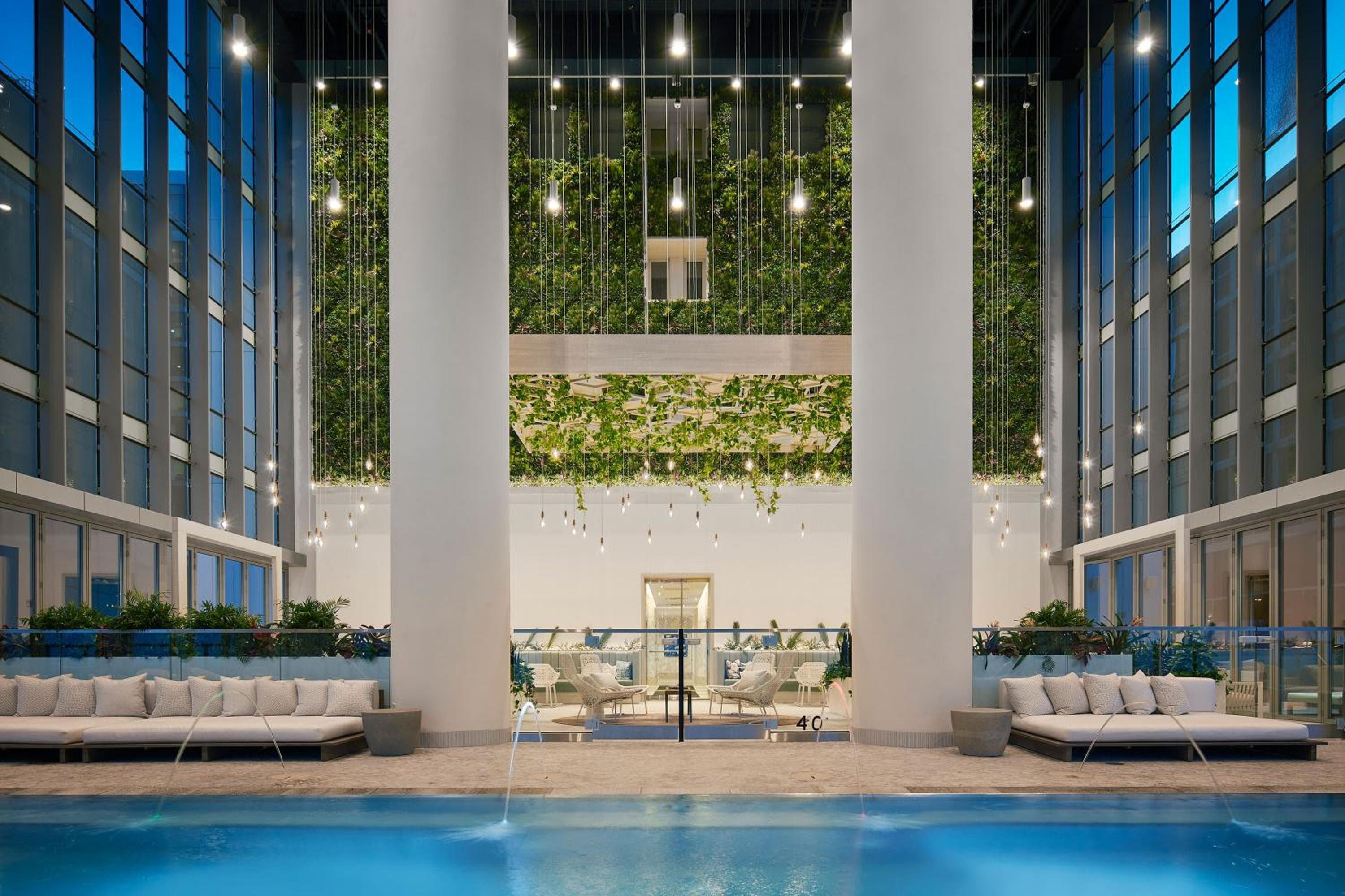 Sentral Michigan Avenue: recepcion & lobby