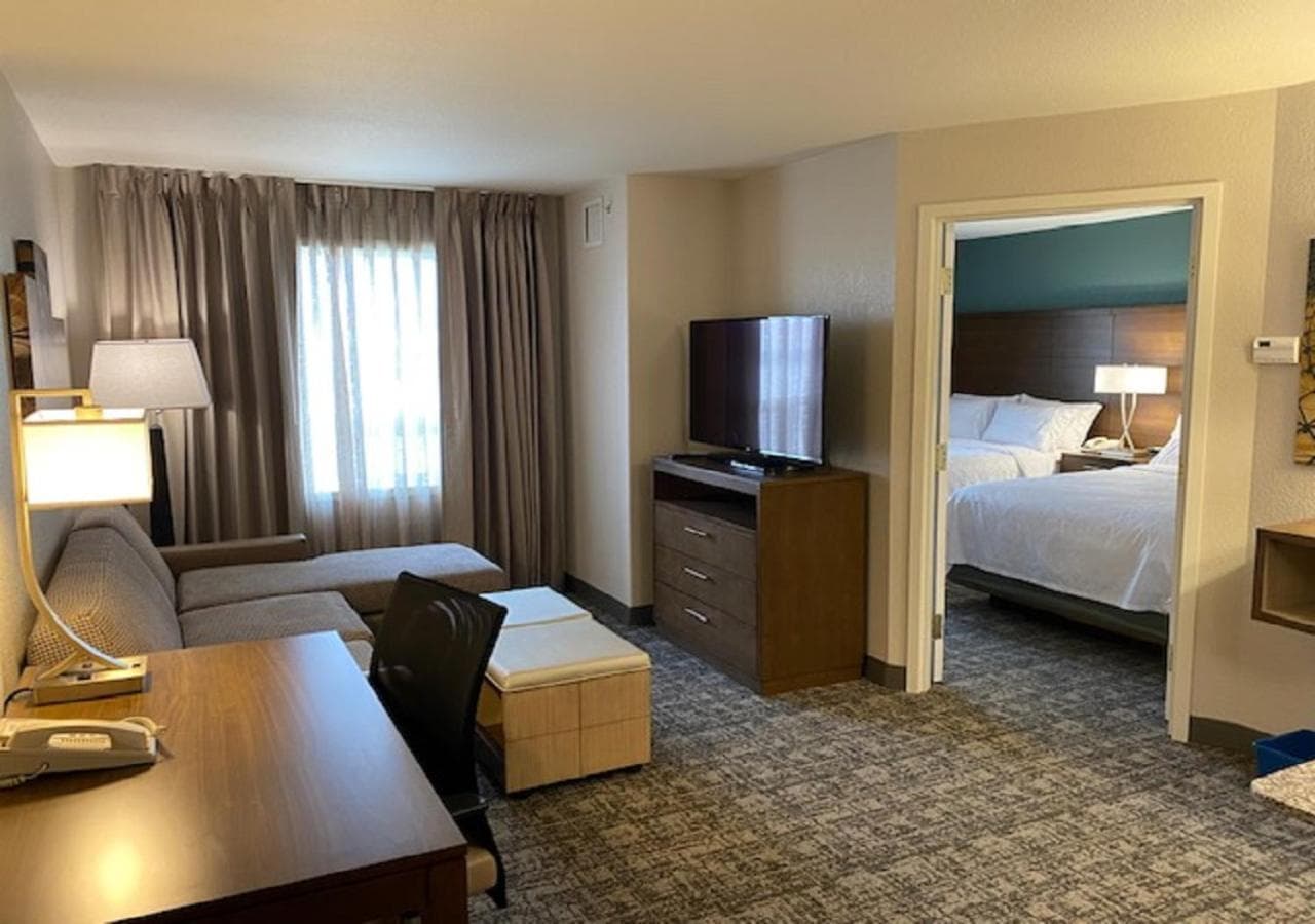 Staybridge Suites - Calgary Airport by IHG: hotel room