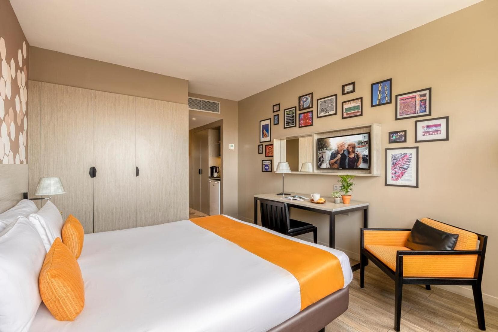 Citadines Ramblas Barcelona: hotel room