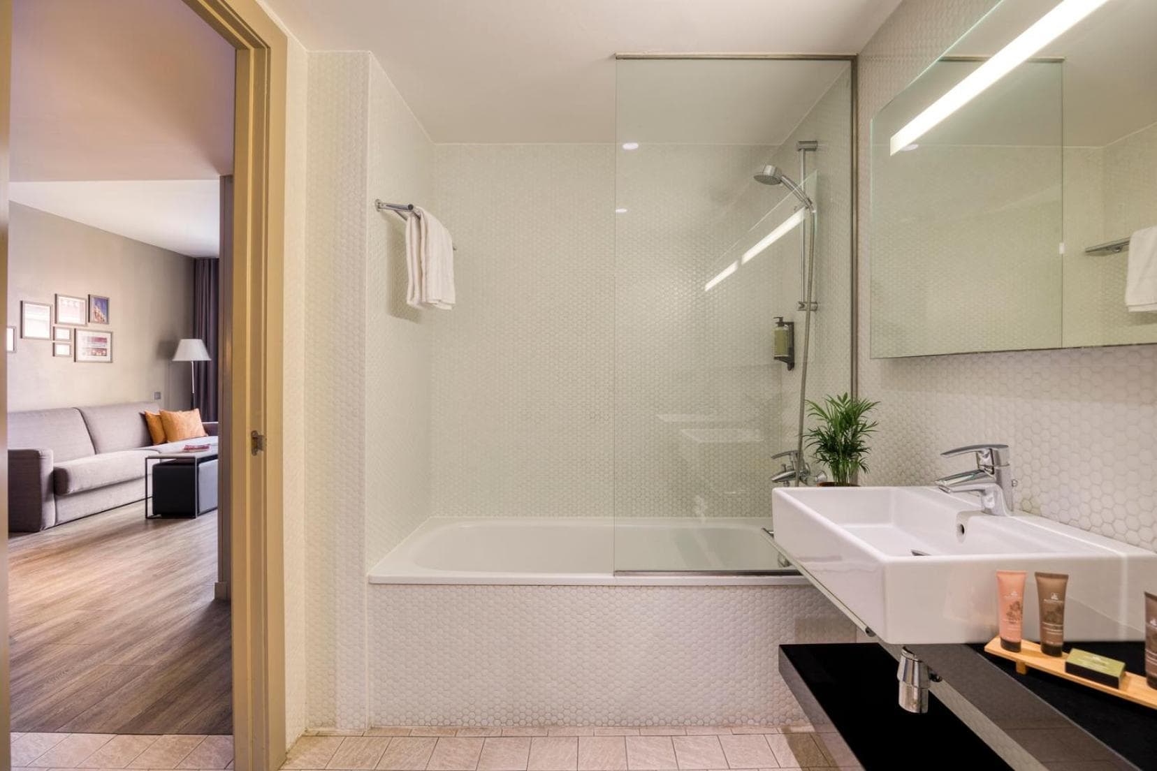 Citadines Ramblas Barcelona: bathroom