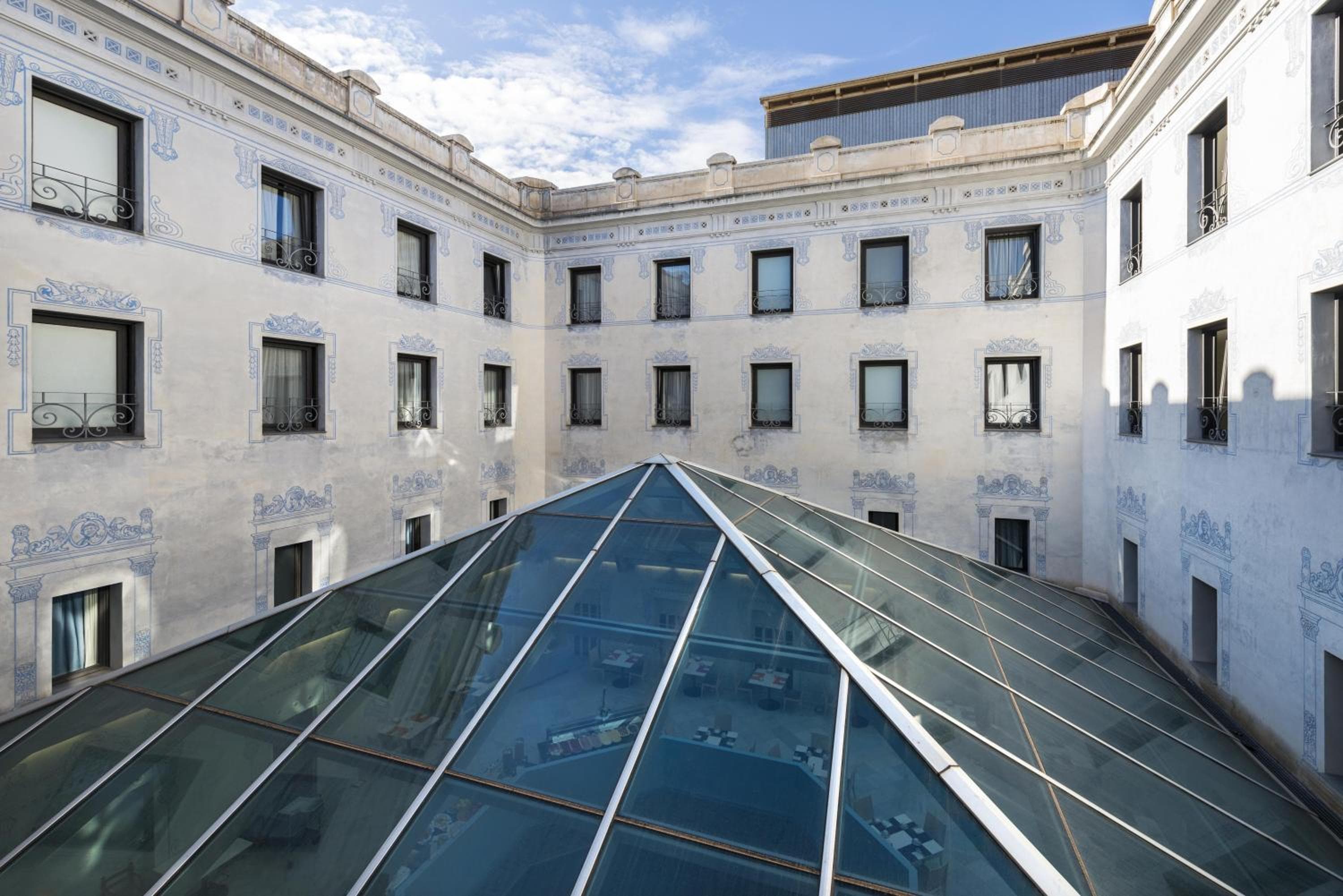 Oriente Atiram Hotel: building