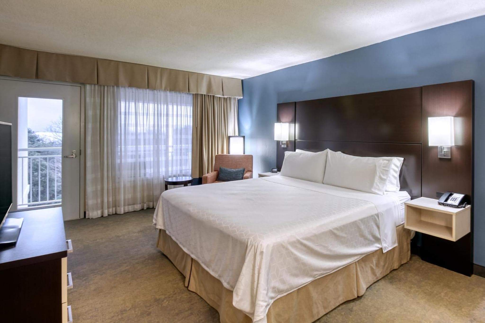 Holiday Inn & Suites Atlanta Airport North by IHG