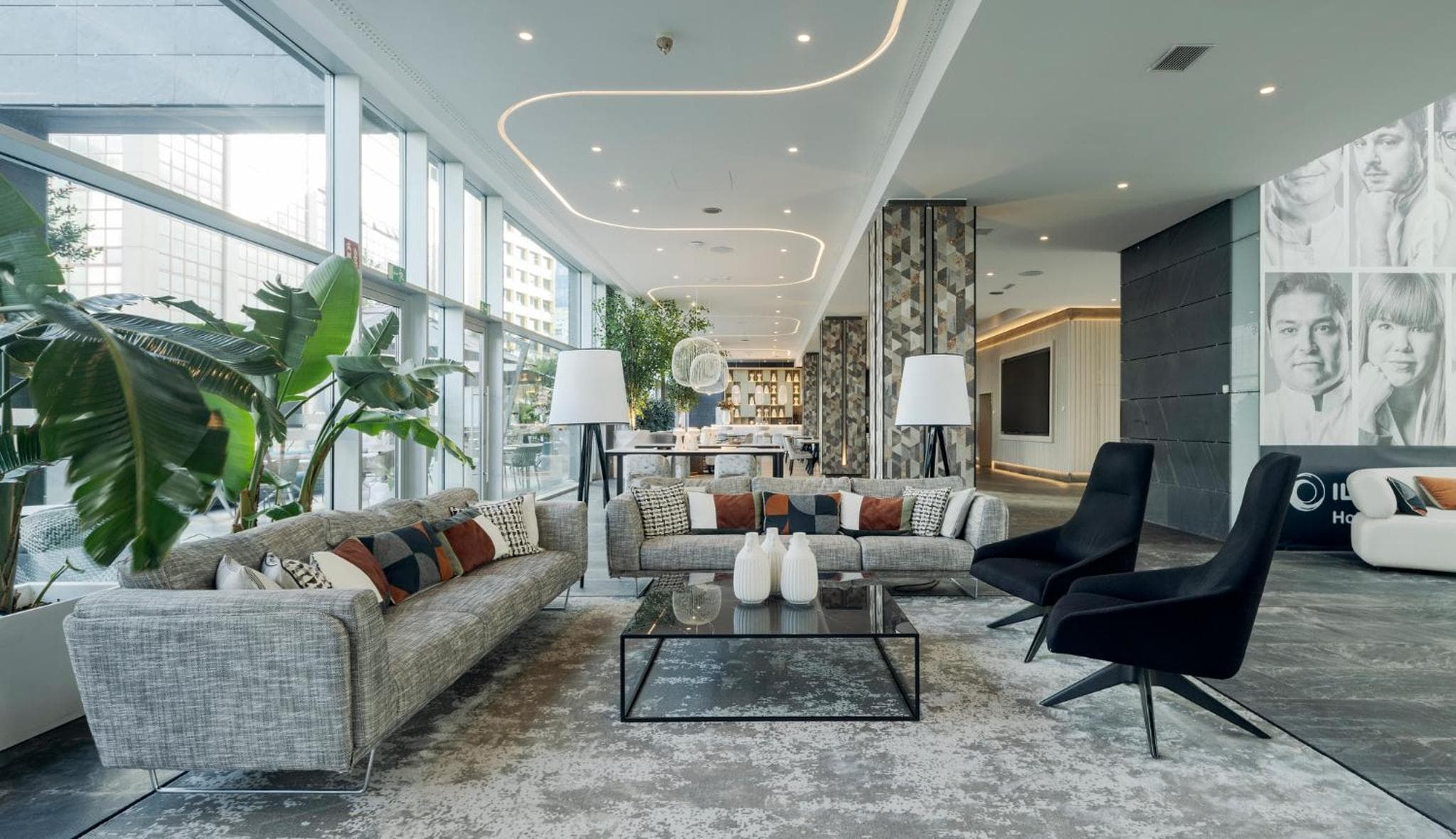 Ilunion Atrium: recepcion & lobby