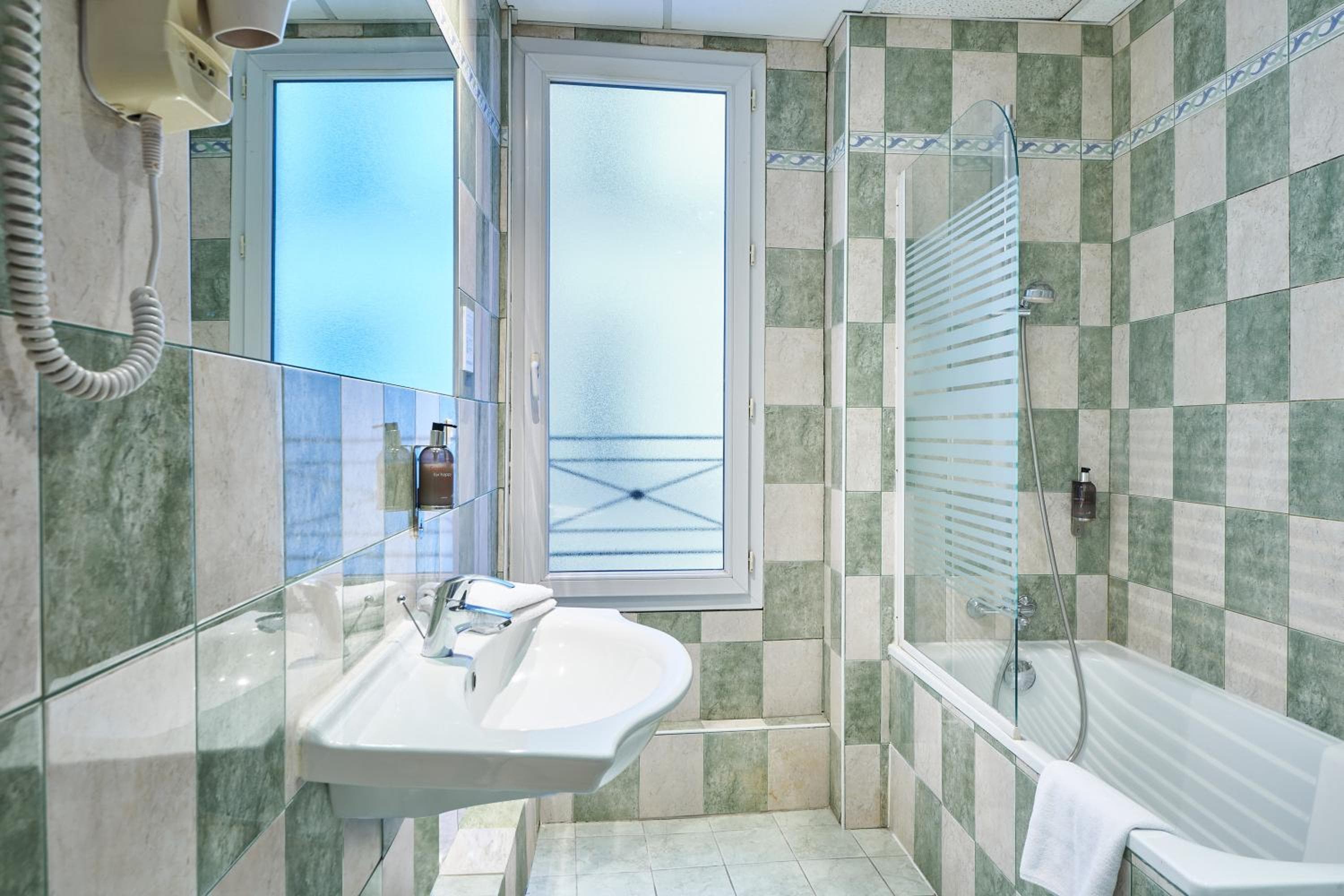 Hôtel Kabanel by Happyculture: bathroom