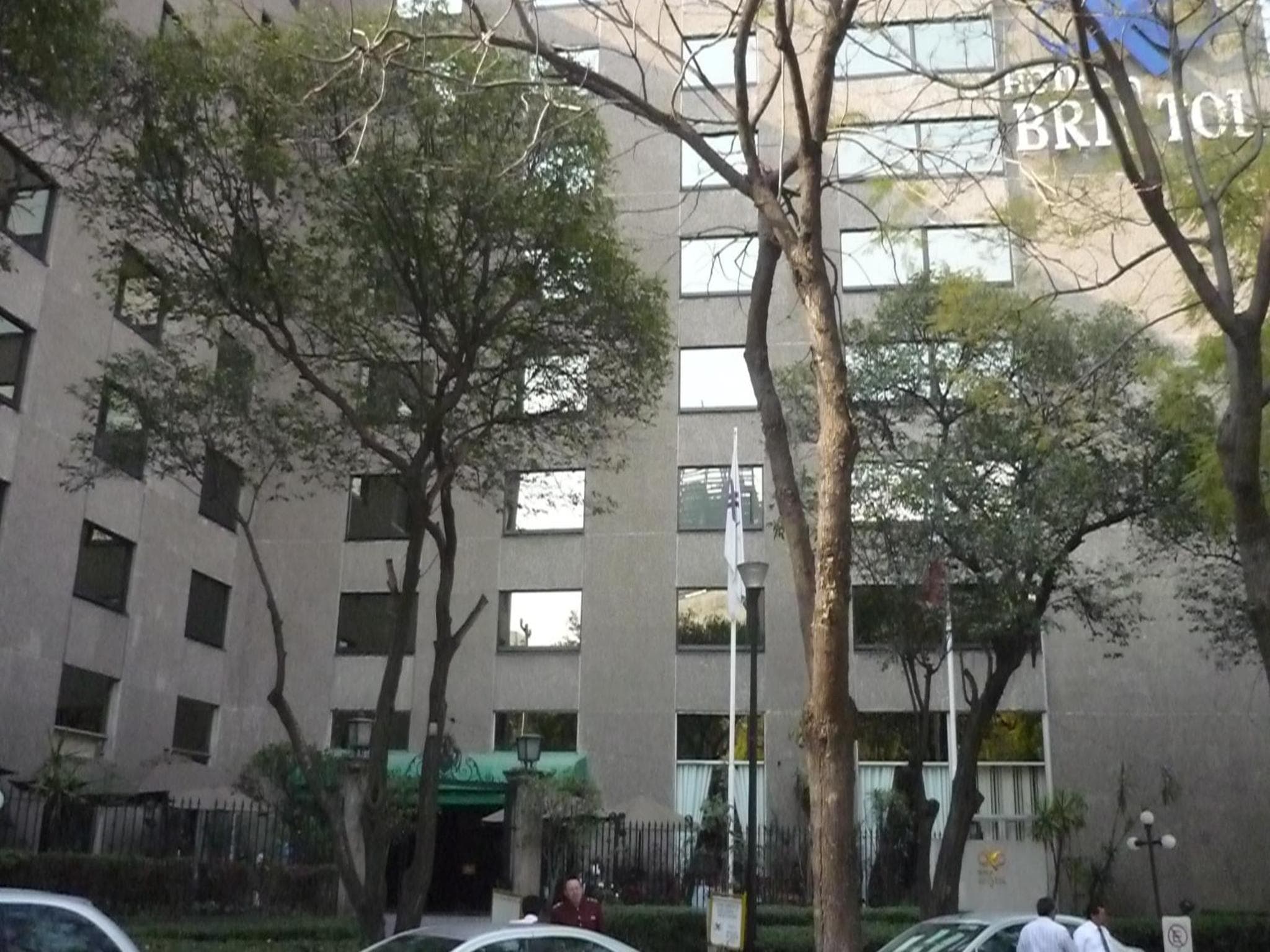 Hotel Bristol: building