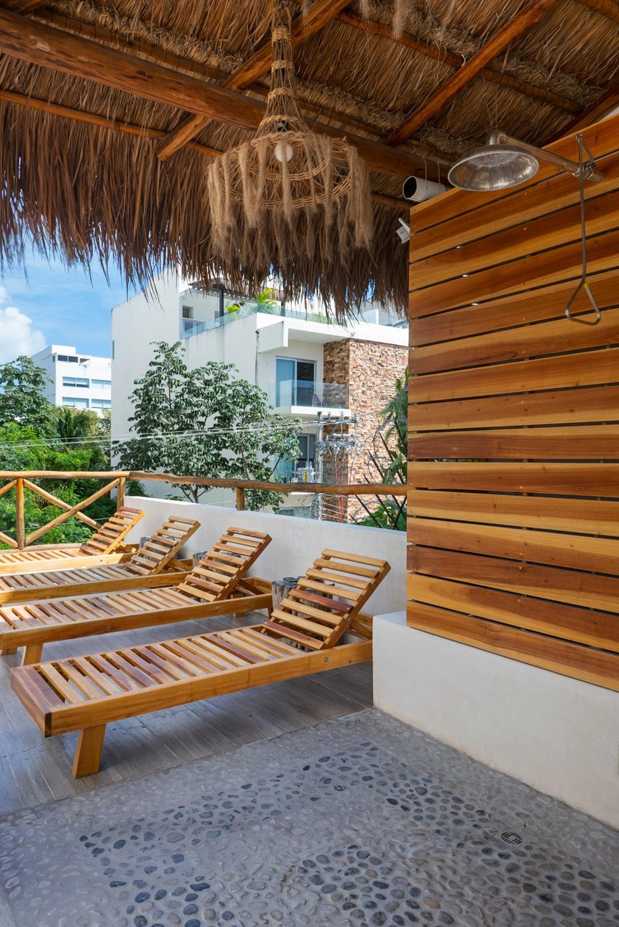 Verandah Studios: balance & terrace