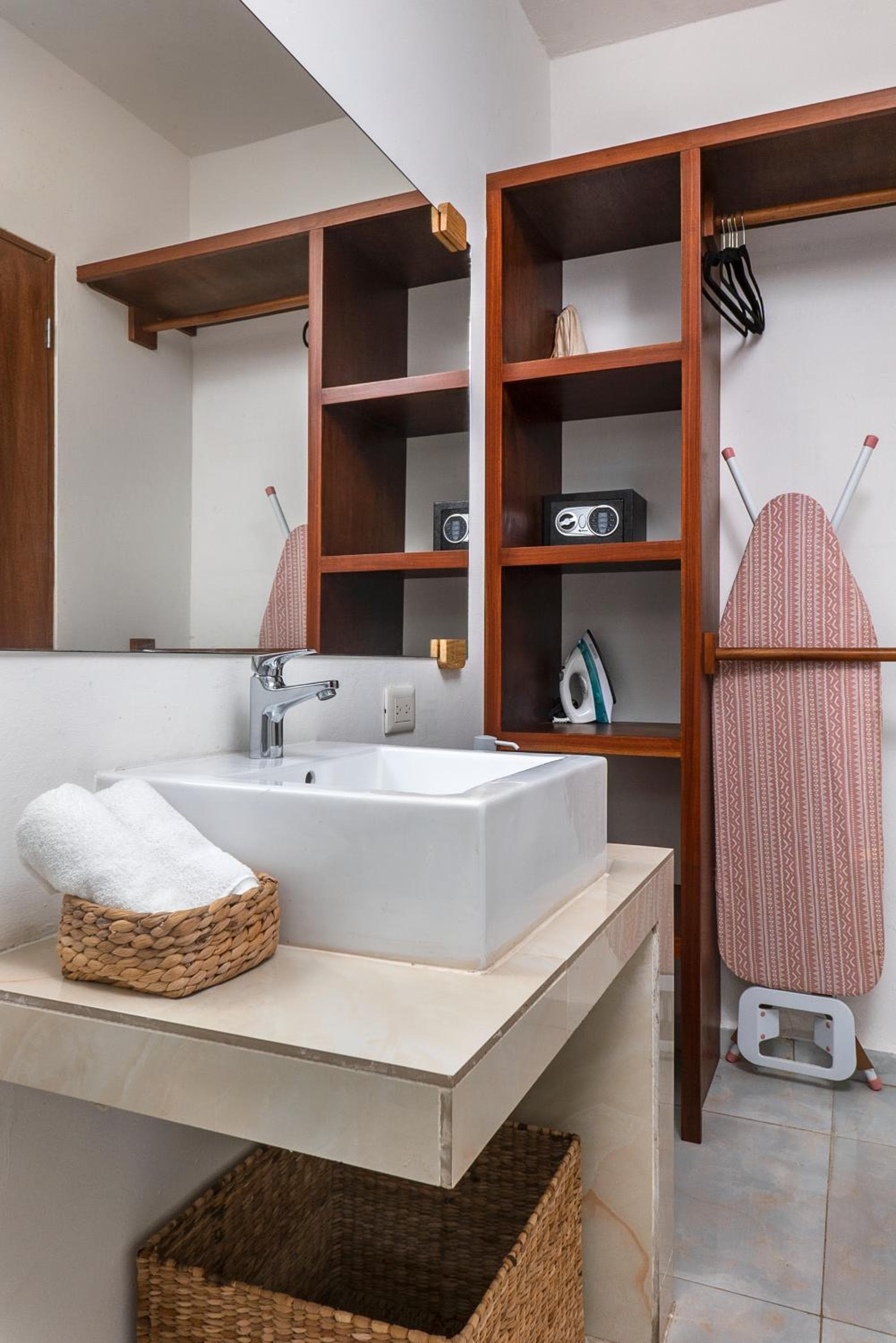 Verandah Studios: bathroom