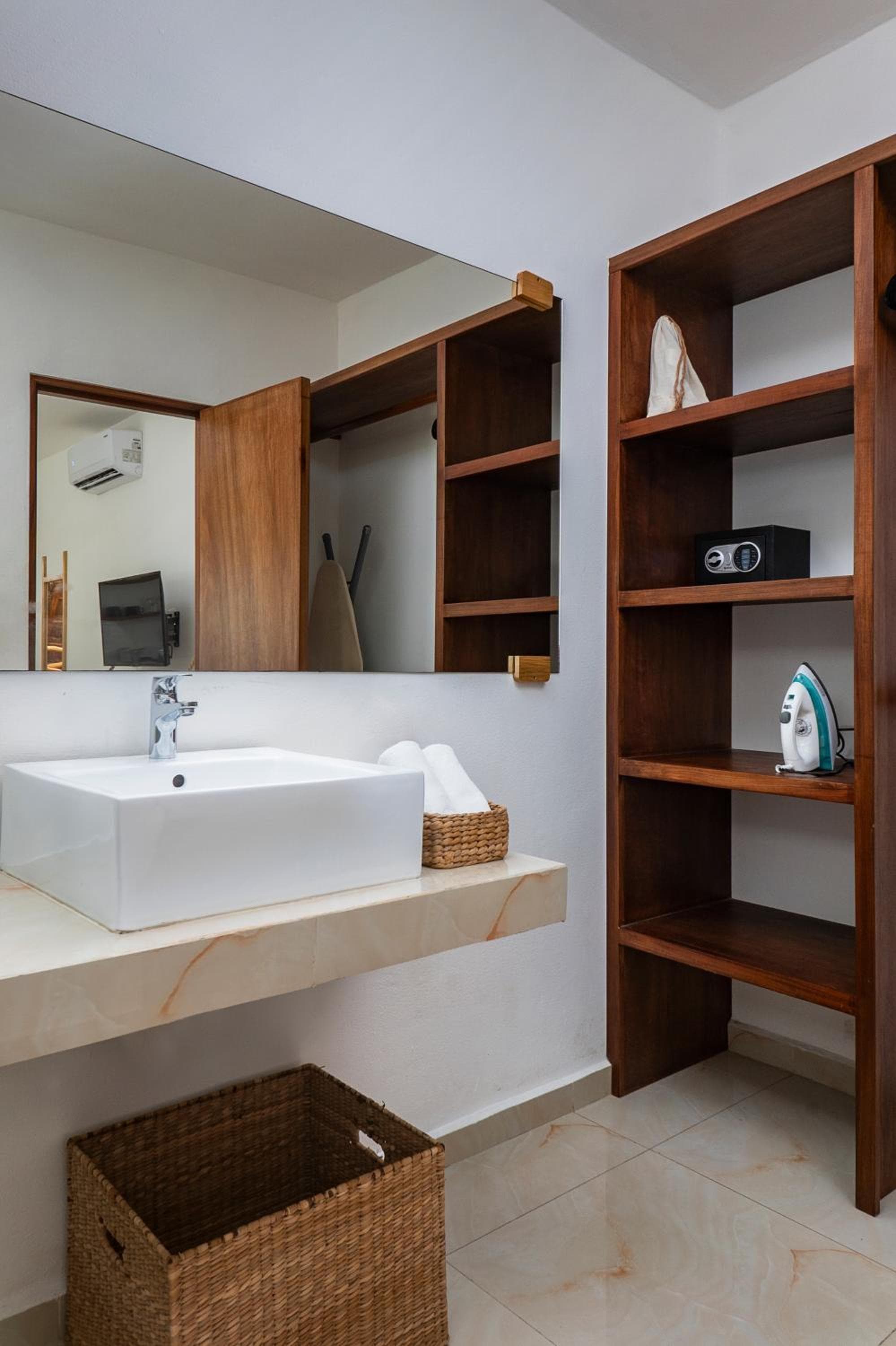 Verandah Studios: bathroom