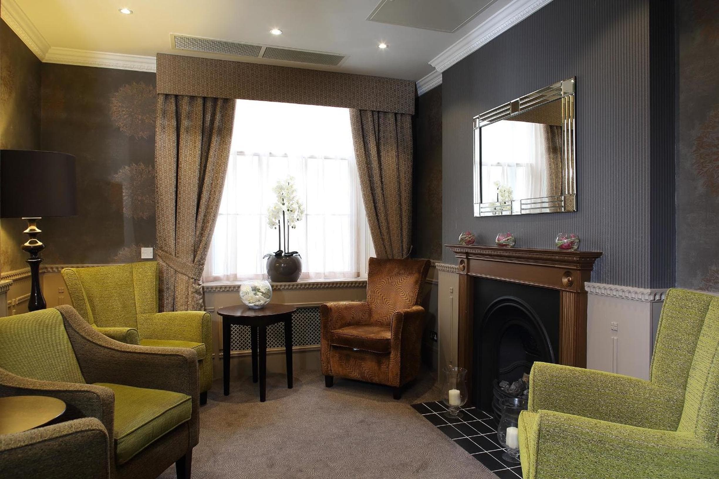 Phoenix Hotel: living room