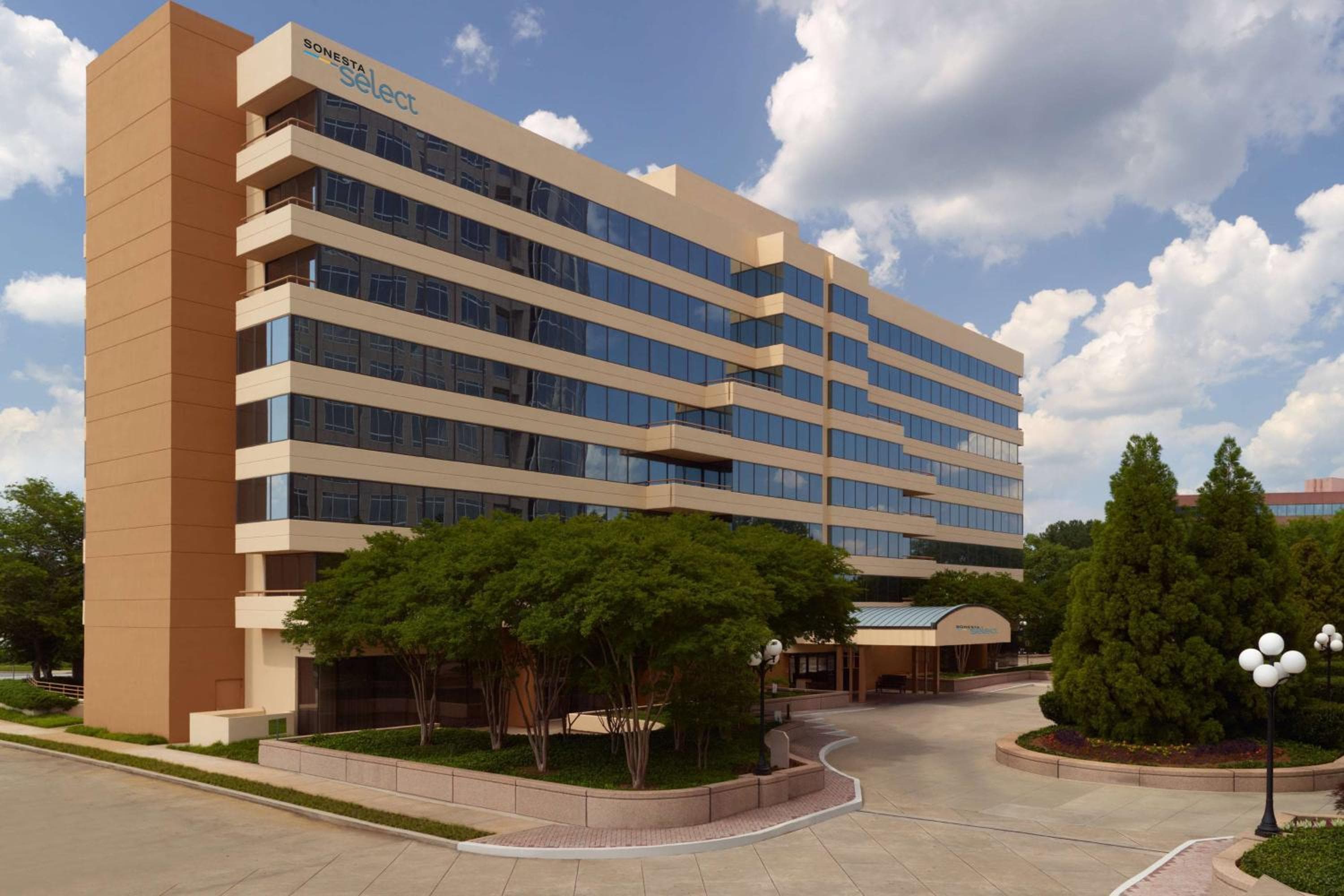 Sonesta Select Atlanta Cumberland Galleria Ballpark: building