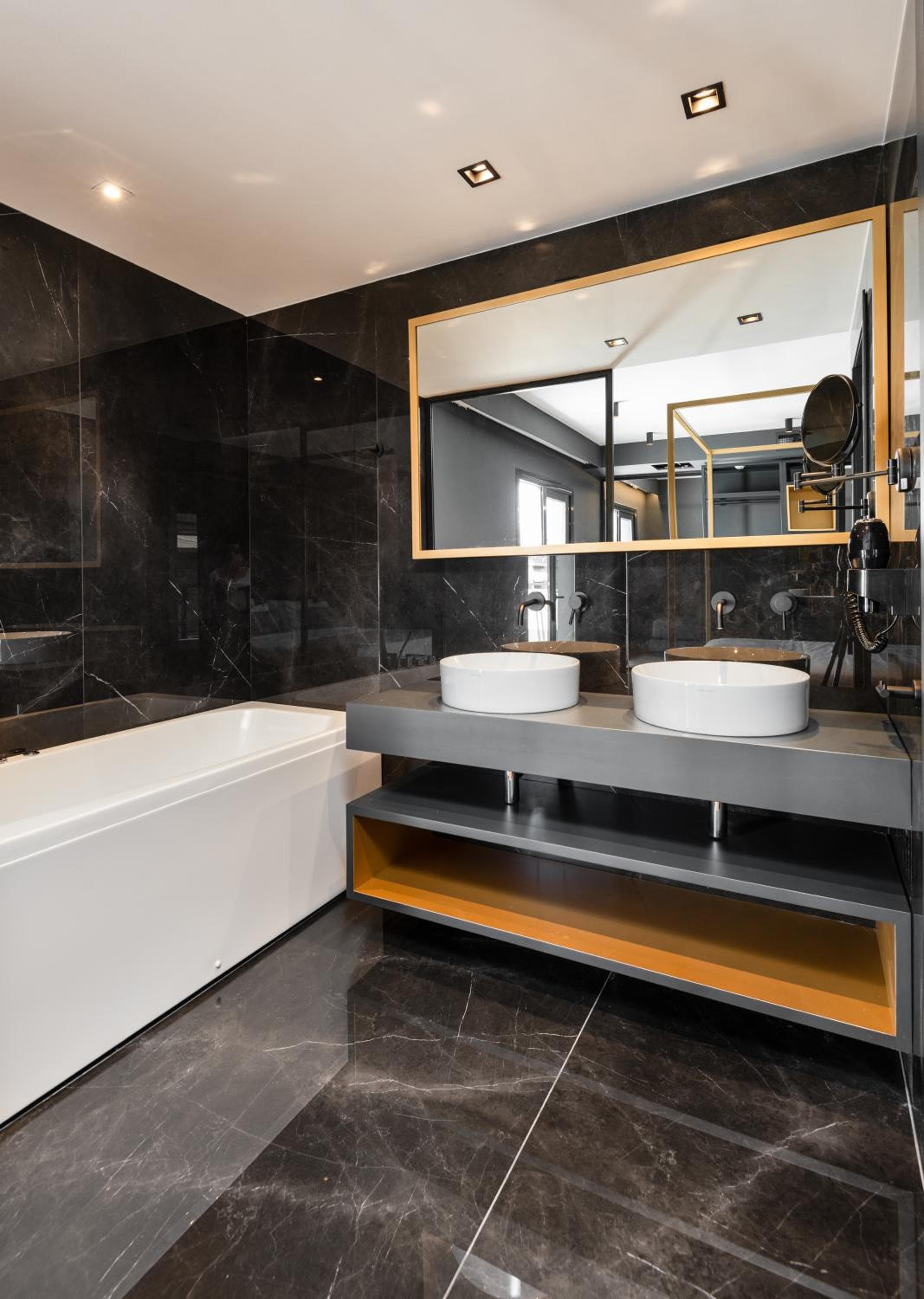 COLORS Hotel Athens: bathroom