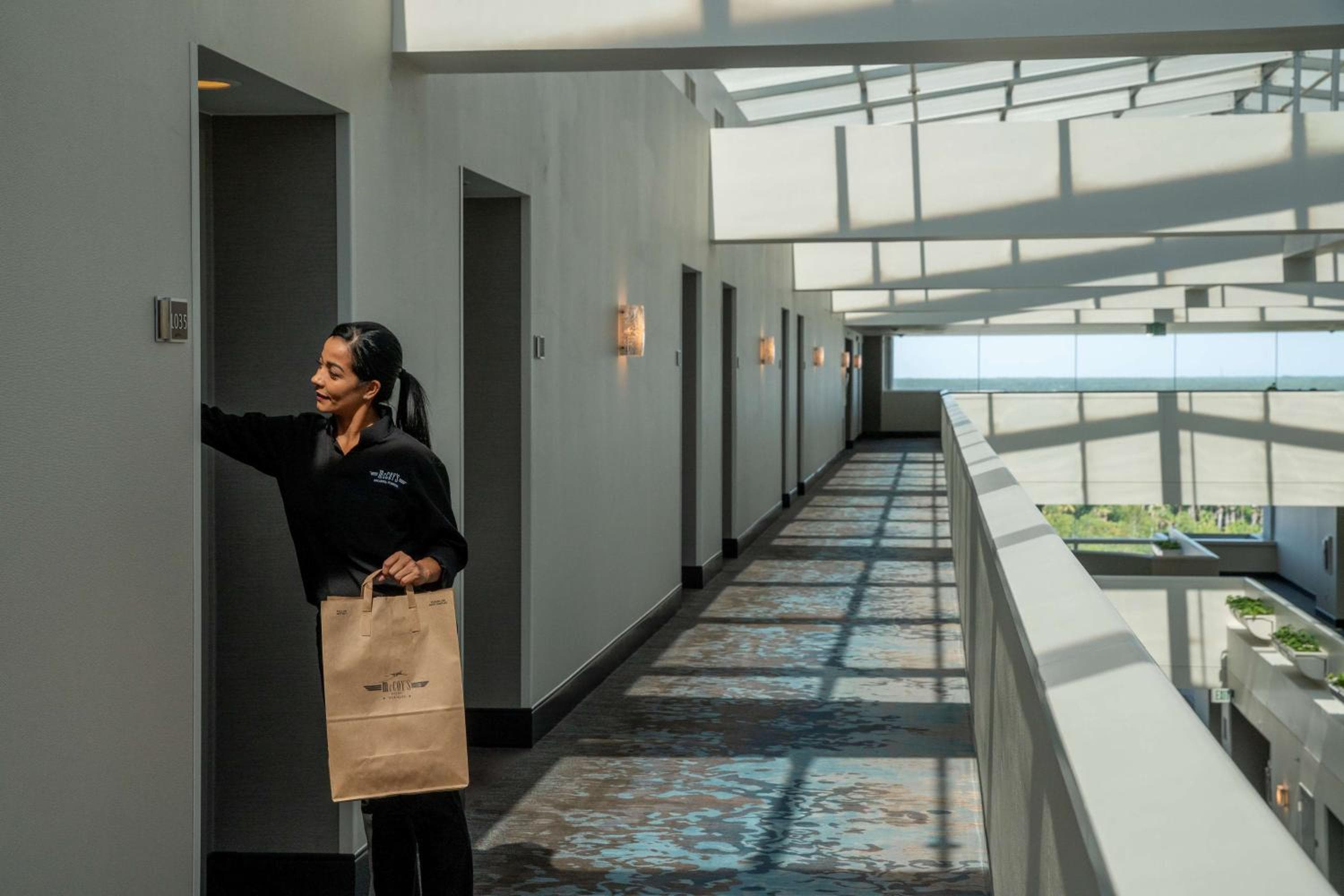 Hyatt Regency Orlando International Airport Hotel: human