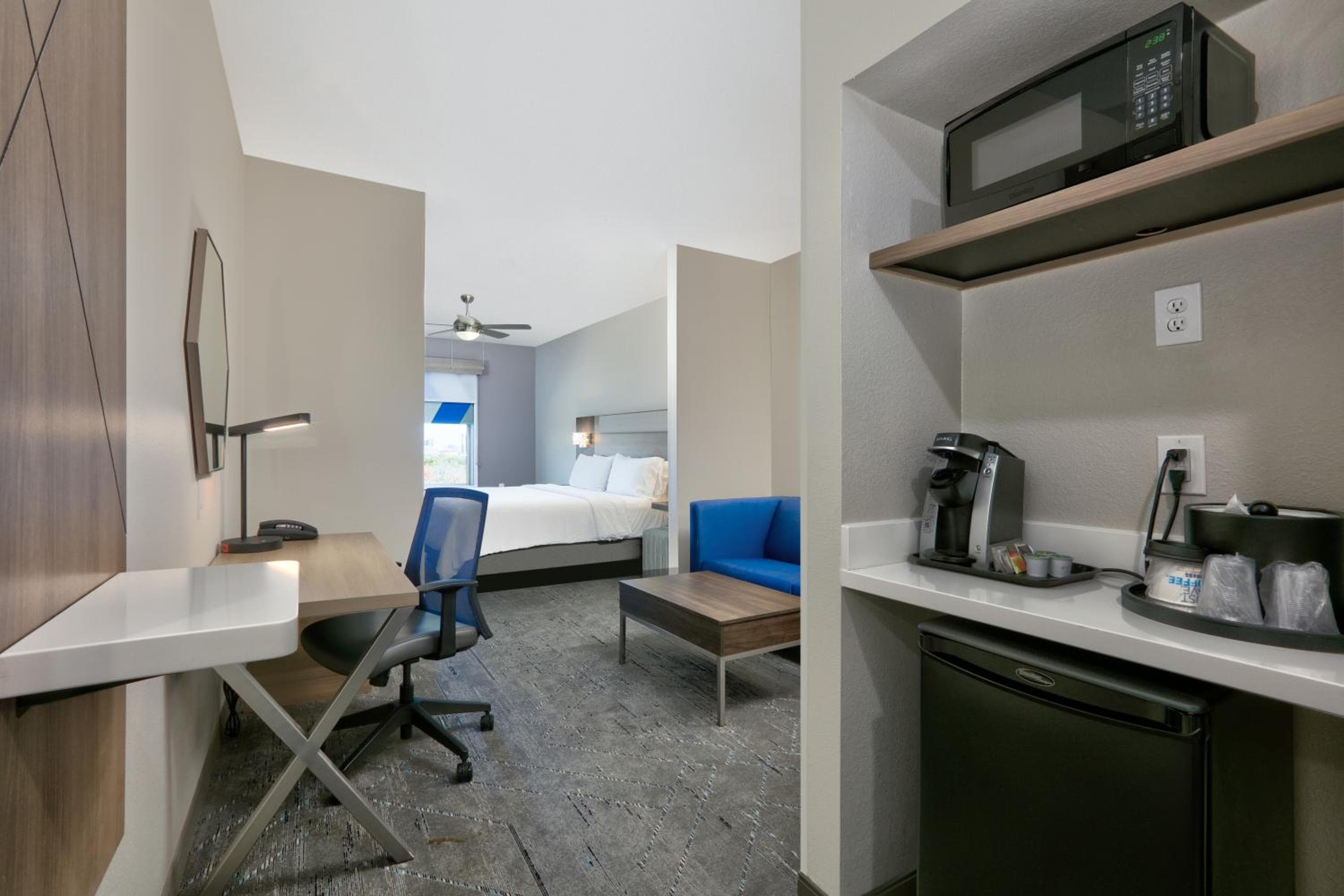 Holiday Inn Express & Suites North Dallas at Preston by IHG