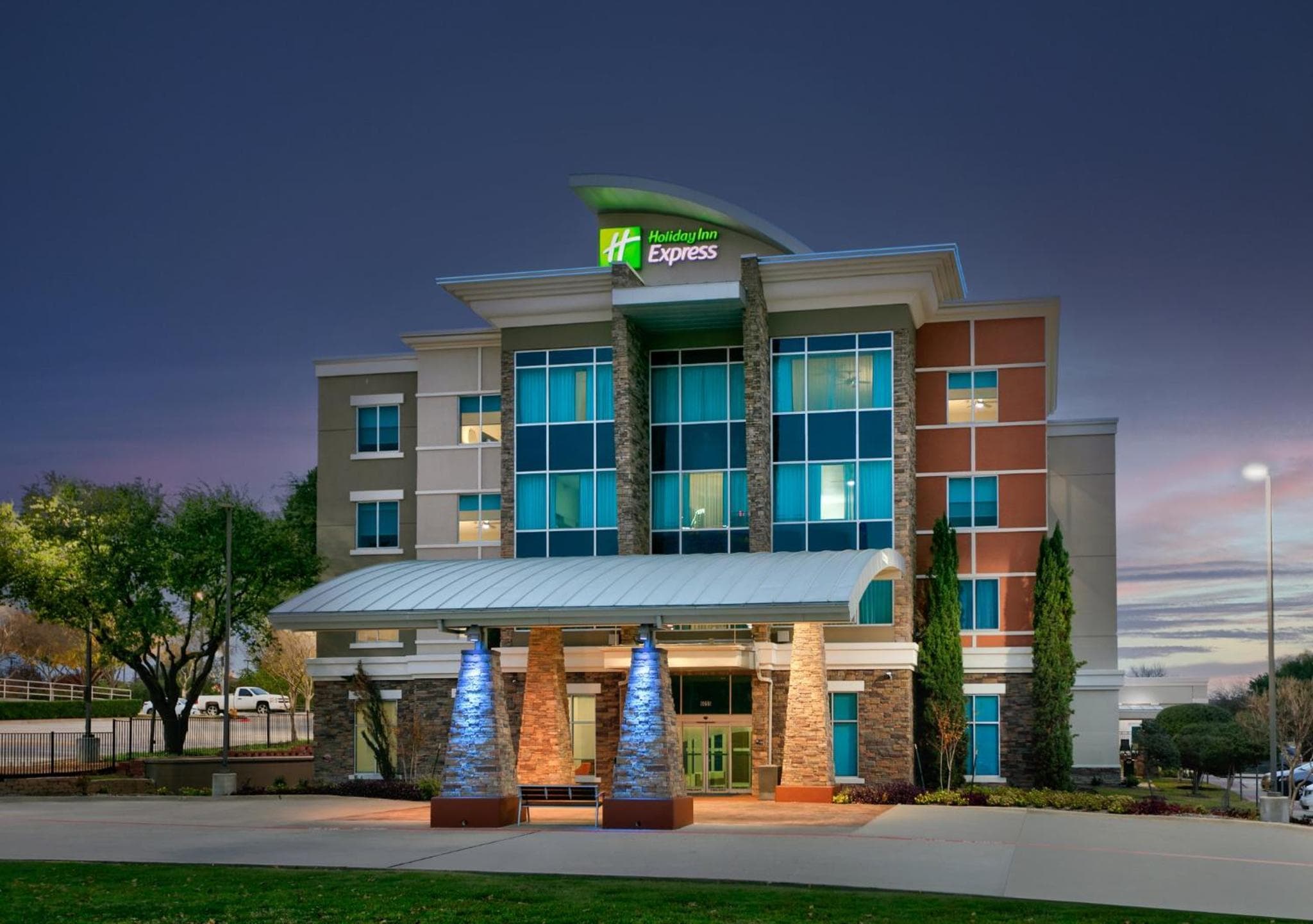 Holiday Inn Express & Suites North Dallas at Preston by IHG: building