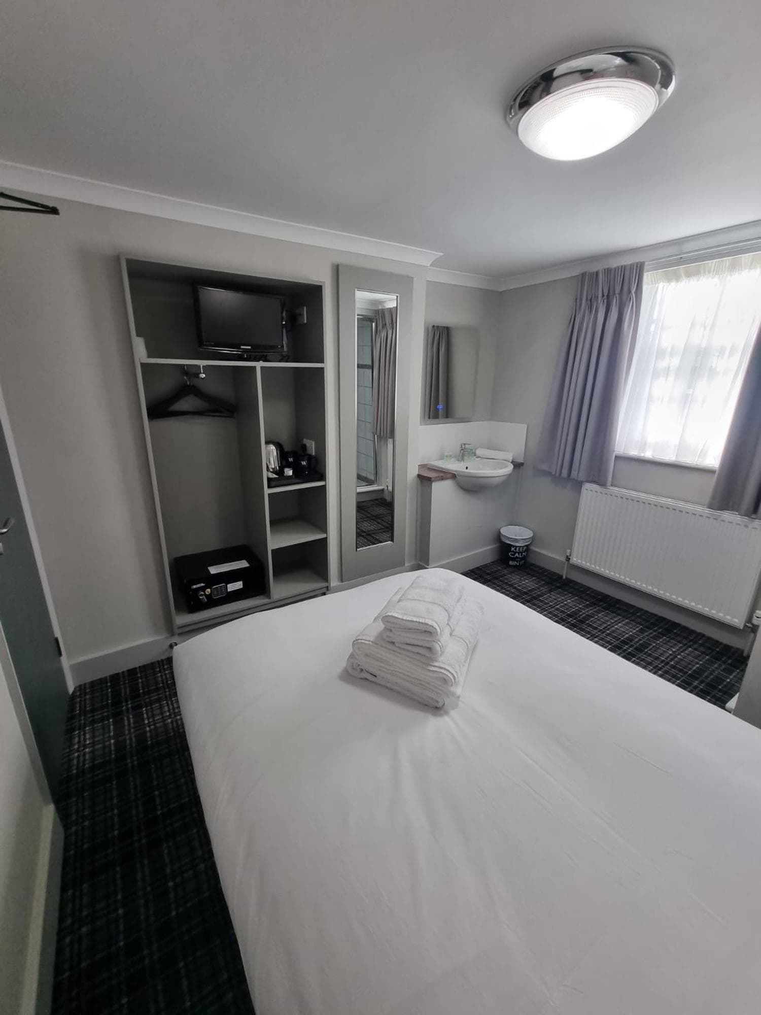 Howard Winchester Hotel: hotel room