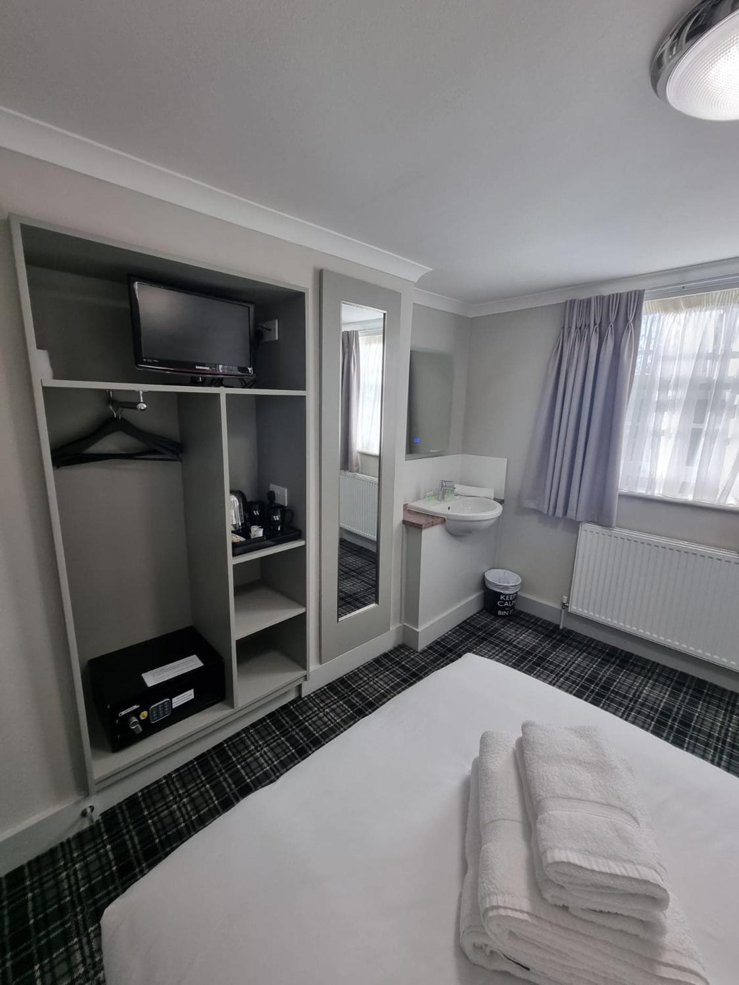 Howard Winchester Hotel: hotel room