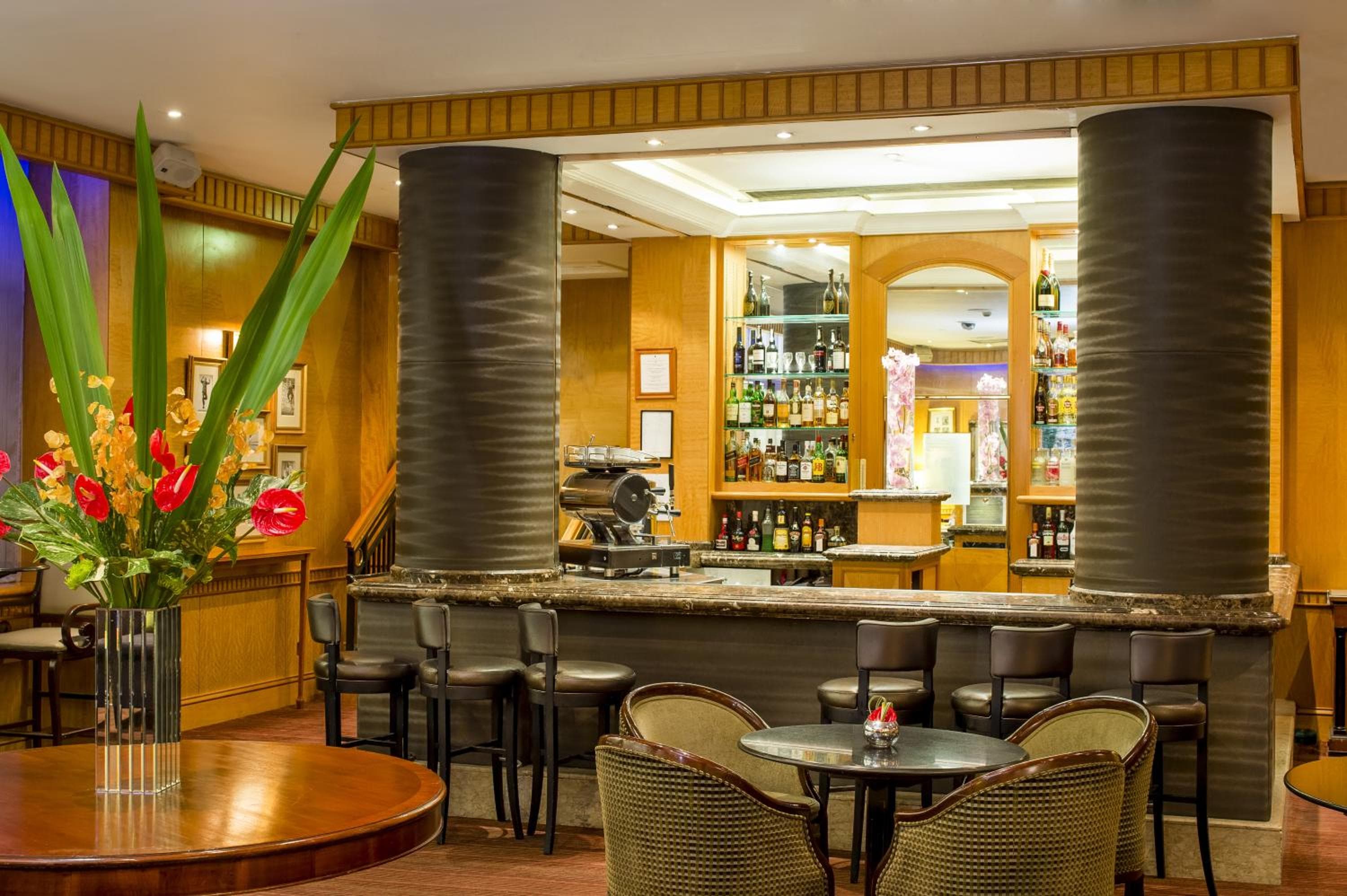 Millennium Hotel and Conference Centre Gloucester London: lounge