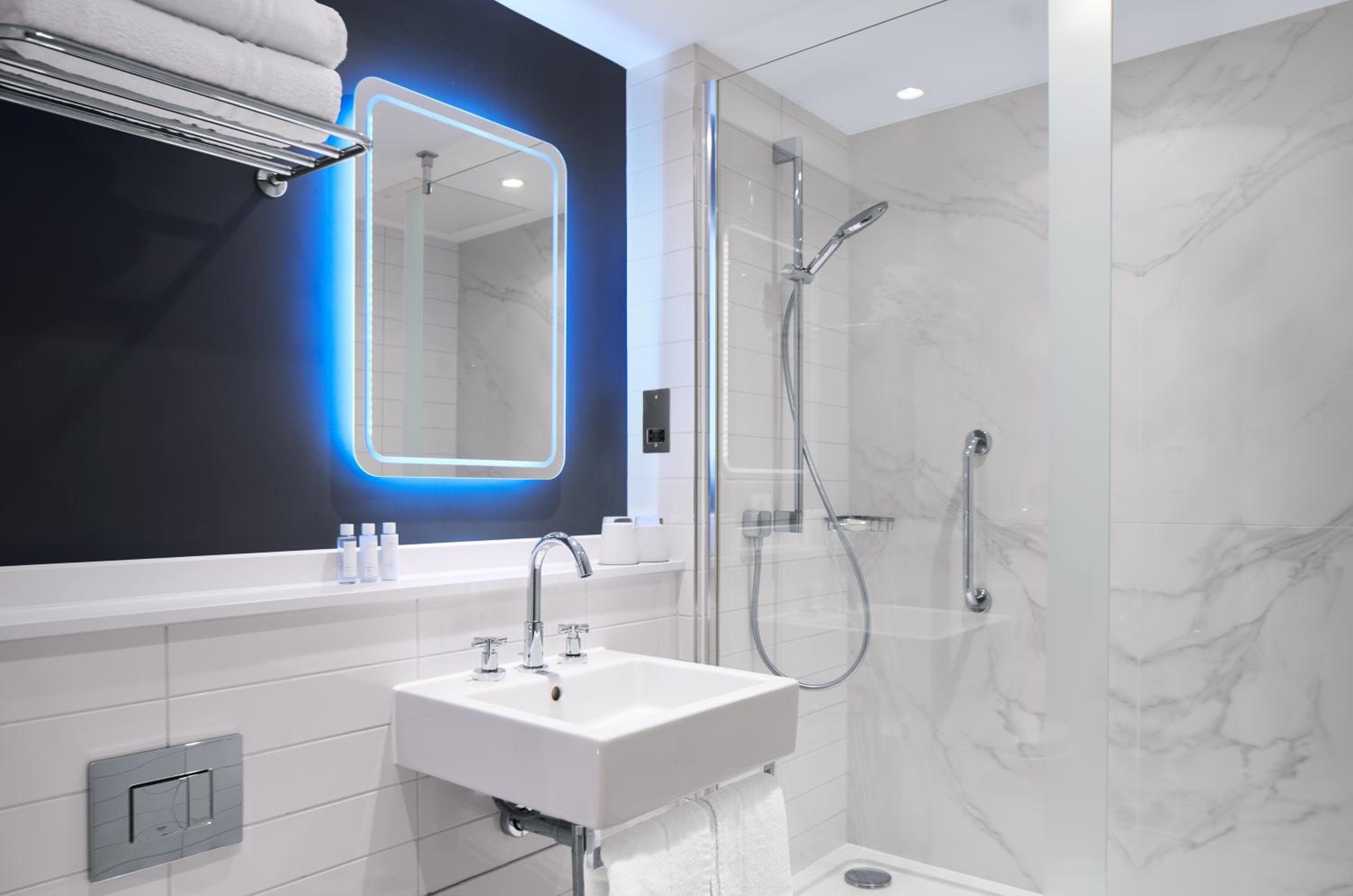 Strand Palace: bathroom