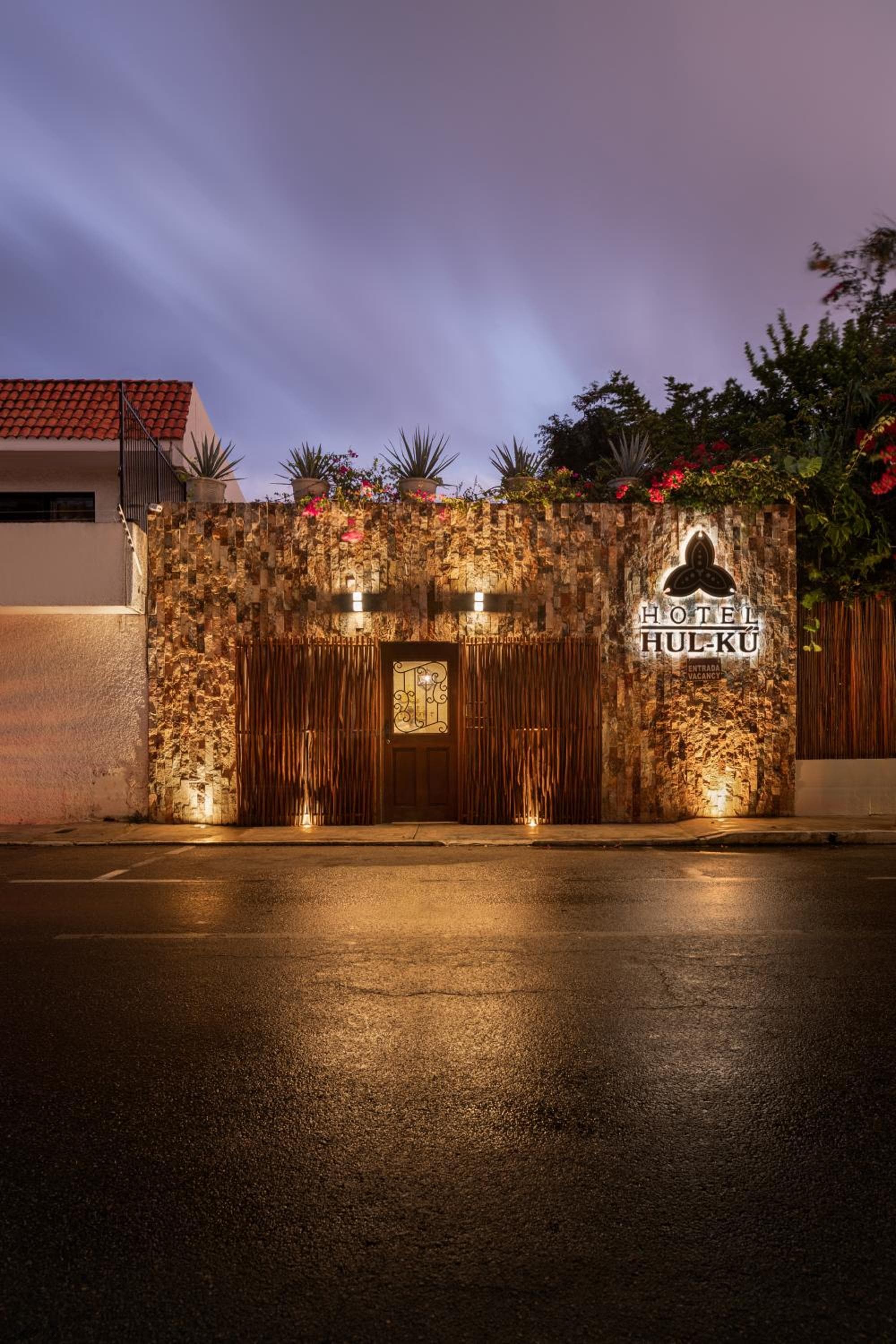 Hotel Hulku: building