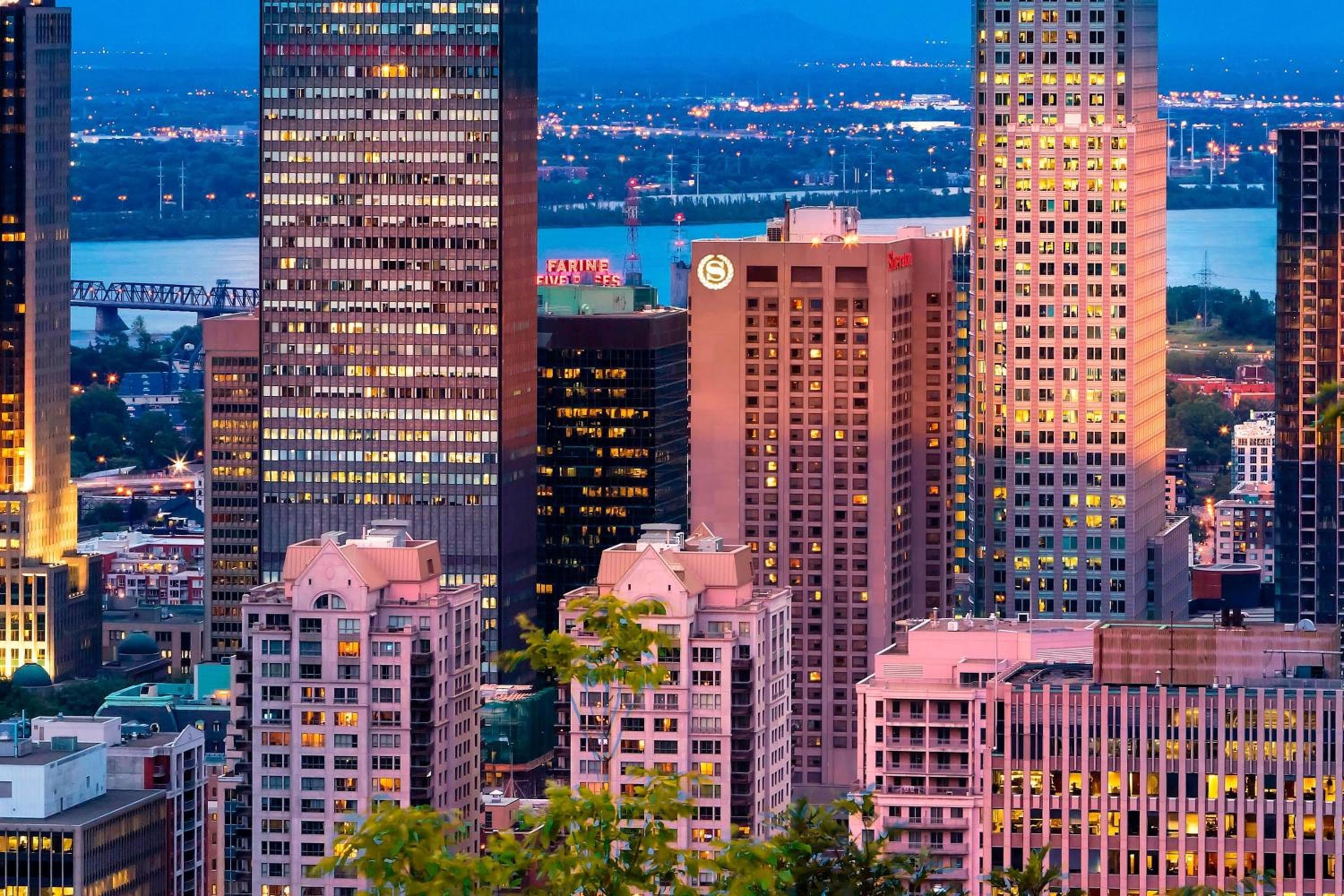 Le Centre Sheraton Montreal Hotel: building