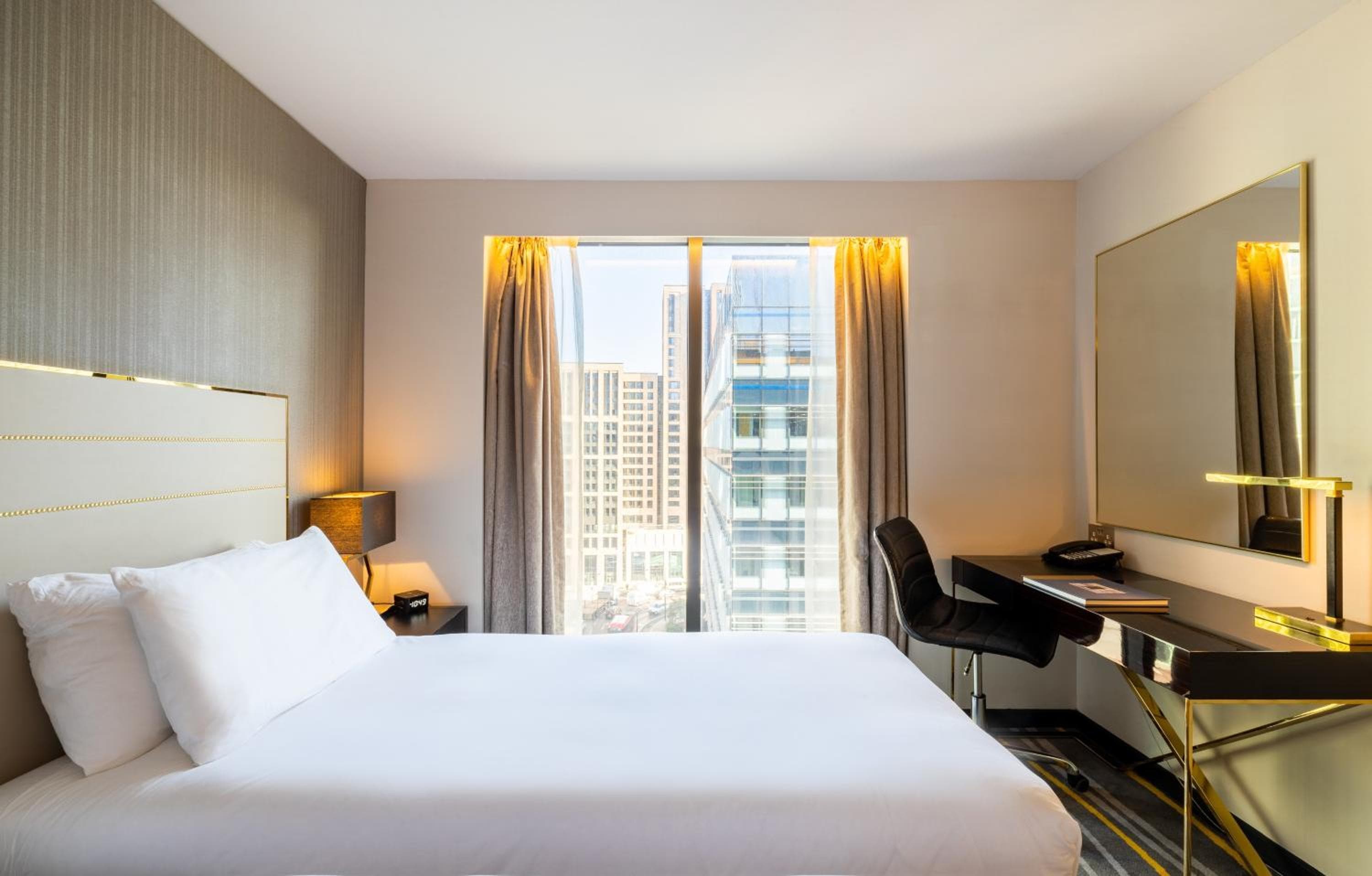 Leonardo Hotel London Aldgate - formerly Hotel Saint: hotel room