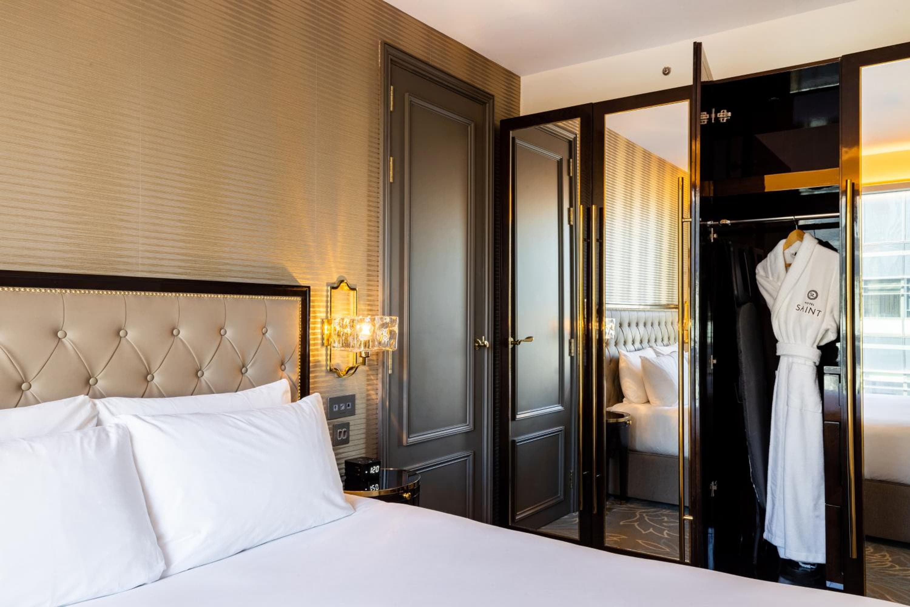 Leonardo Hotel London Aldgate - formerly Hotel Saint: hotel room