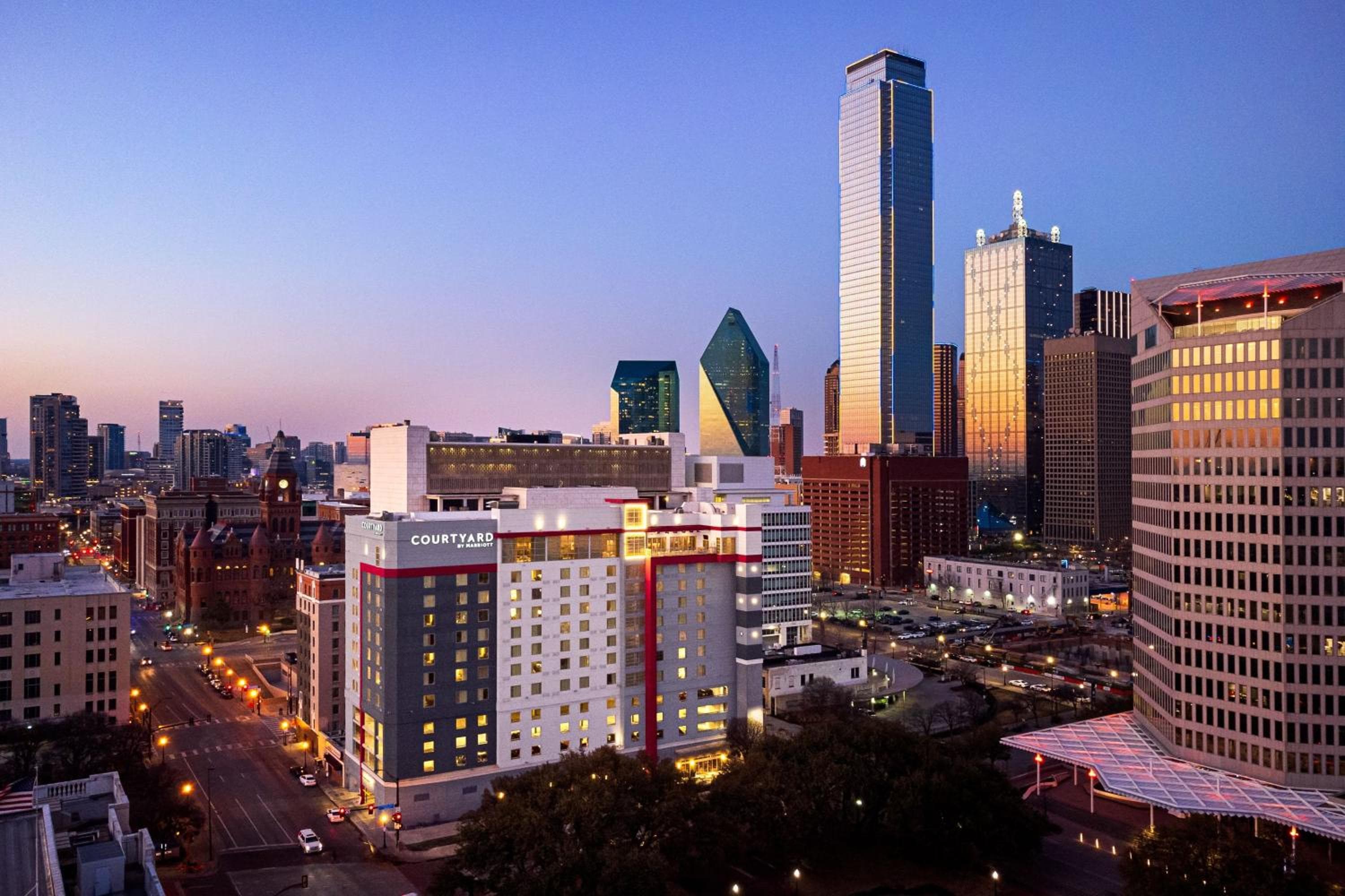 Courtyard by Marriott Dallas Downtown/Reunion District: building