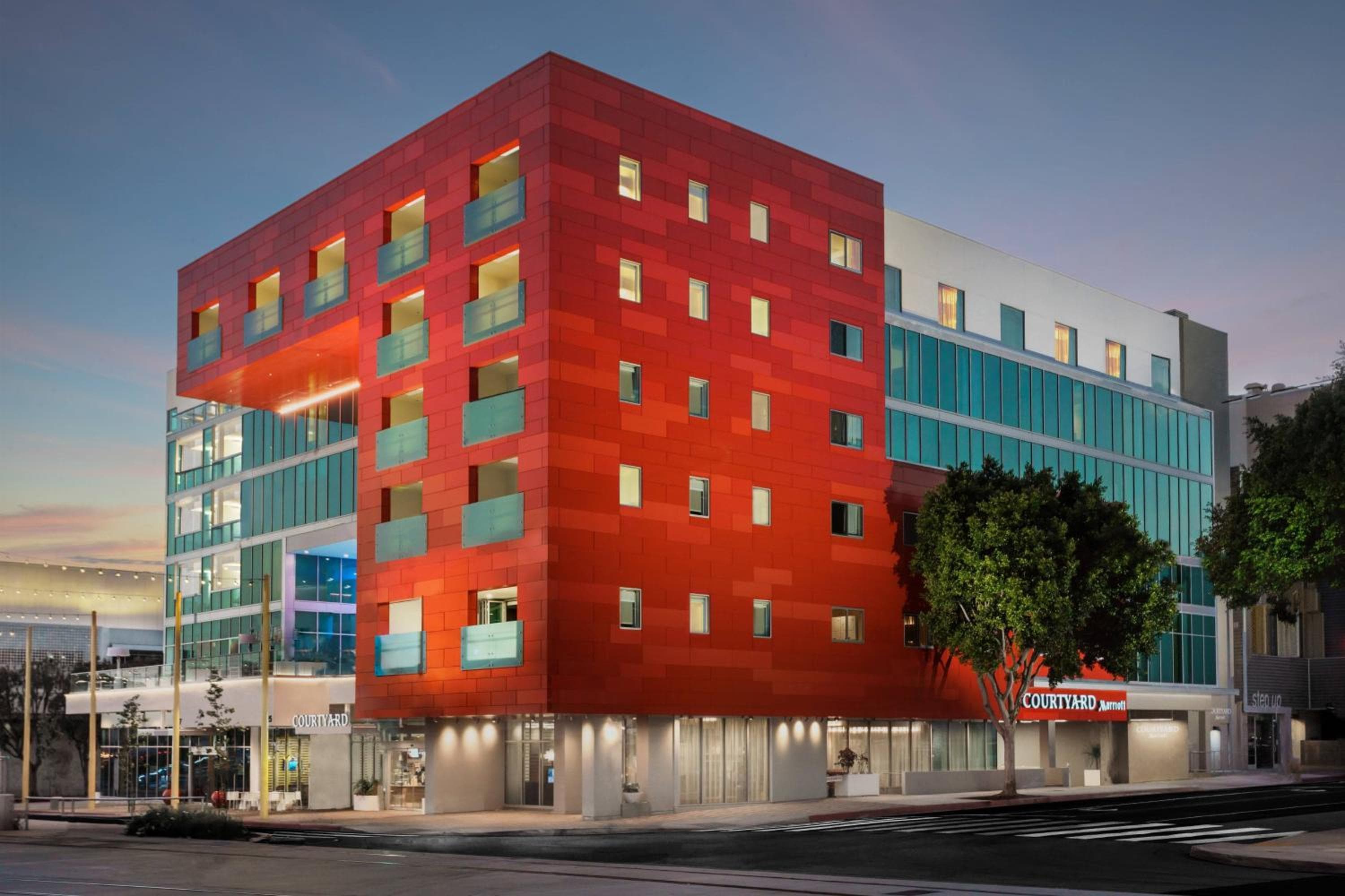 Courtyard by Marriott Santa Monica: building