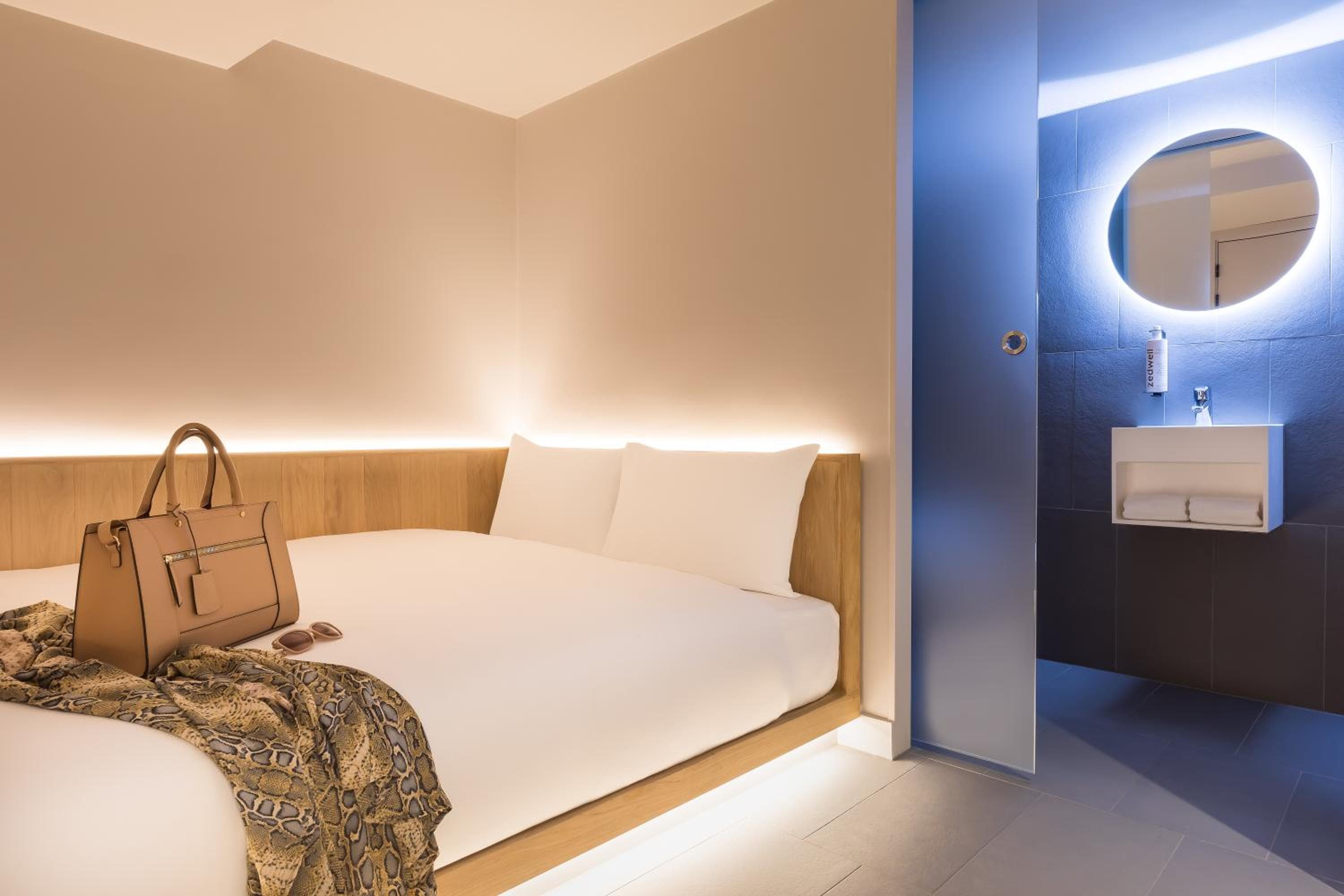Zedwell Underground Hotel Tottenham Court Rd: hotel room
