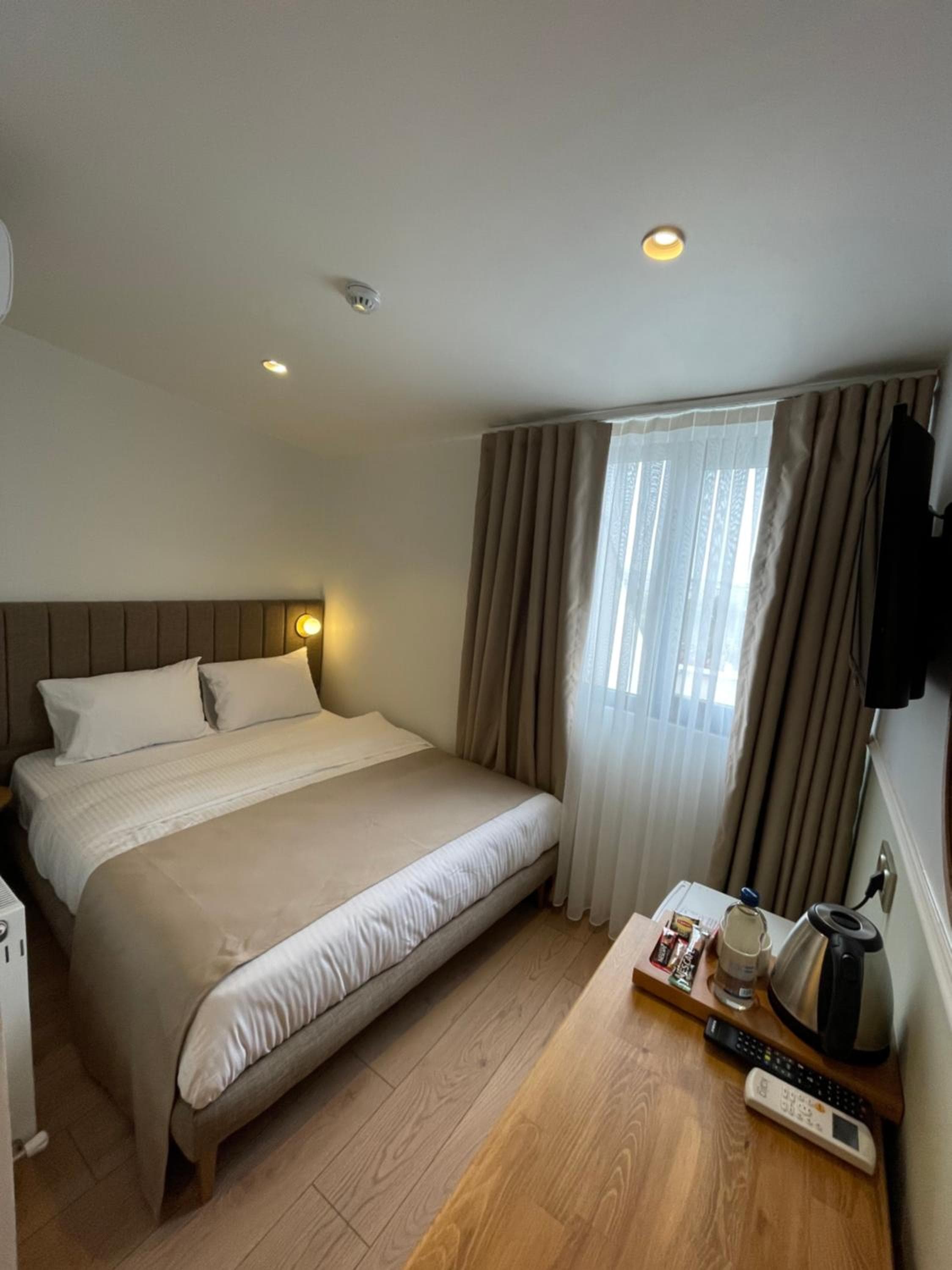Meshk Airport Hotel: hotel room