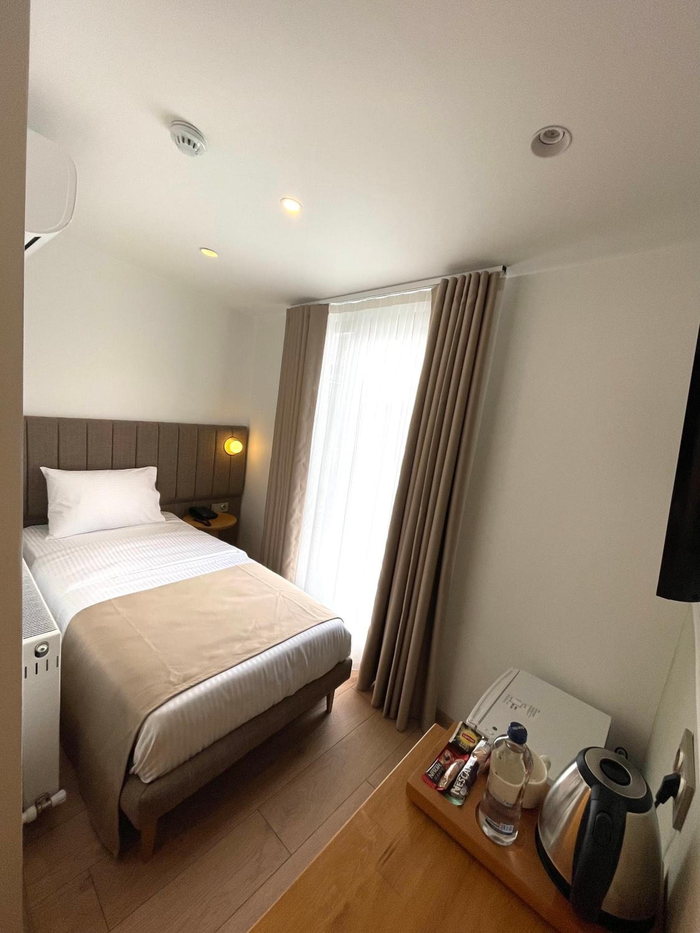 Meshk Airport Hotel: hotel room